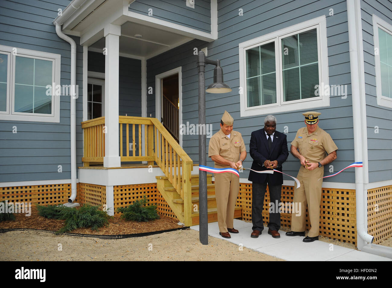 Il comandante della Joint Expeditionary base Little Creek-Fort Story conduce una cerimonia di taglio del nastro che segna il completamento degli affitti per le vacanze di 67th Street Townhomes, che saranno disponibili per la prenotazione tramite Navy Getaways. Foto Stock