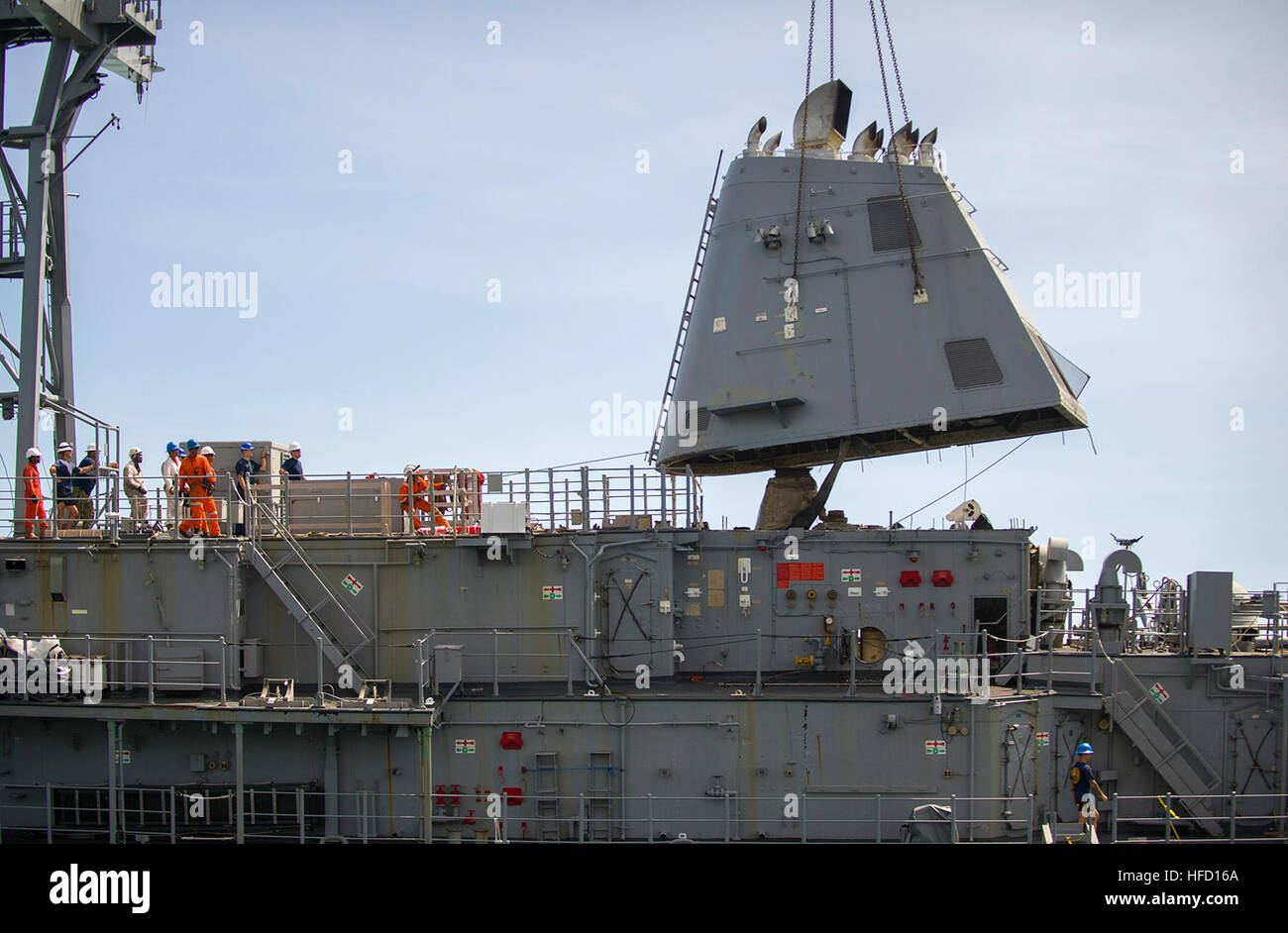 Mare di Sulu (feb. 25, 2013) marinai da Mobile Diving e unità di soccorso (MDSU) 1 E STATI UNITI Navy contratta di salvataggio dei membri di equipaggio dalla M/V Jascon 25 rimuovere in modo sicuro lo scarico struttura ad imbuto dalla miniera contromisure nave USS Custode (MCM 5). Custode si è arenata sulla di Tubbataha Reef gen. 17. L'imbuto di distacco è stata una pietra miliare nel processo di smantellamento del guardiano. Gli Stati Uniti Navy e contratta le squadre di soccorso sono tranquillamente lo smantellamento e la rimozione della nave di Tubbataha Reef. Gli Stati Uniti Navy continua a lavorare in stretta cooperazione con le autorità filippine a smantellare in modo sicuro Guardi Foto Stock