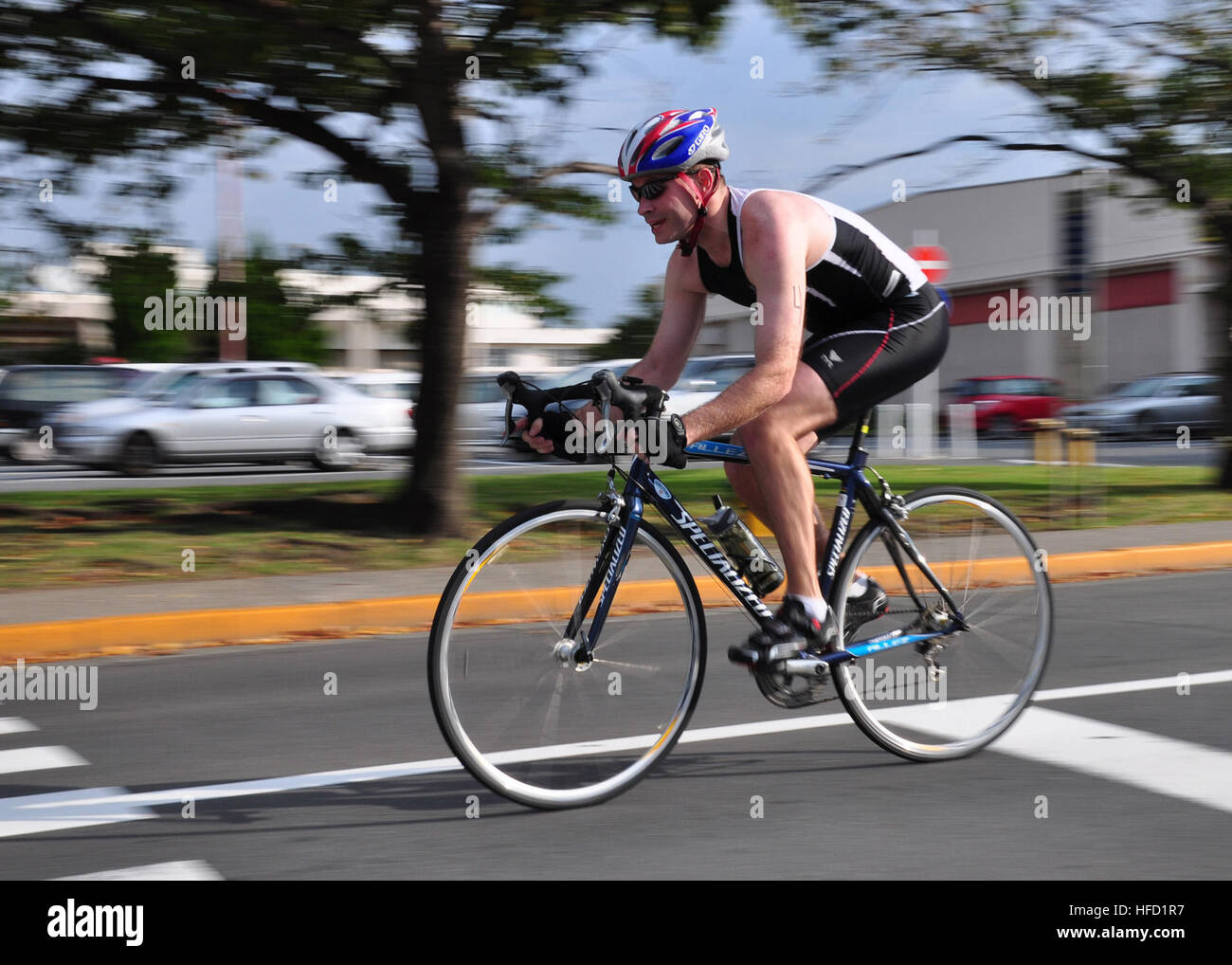 Petty Officer 1. Classe Broward Maryan, un incendio controlman da Dallas, partecipa al 10,5-mile bike porzione del cane salato Sprint Triathlon al comandante le attività della flotta Yokosuka. Il cane salato Sprint Triathlon è 400 metri di nuotare, 10.5-miglio giro in bici e a 5 chilometro di corsa. Il salato cane Triathlon Sprint 207599 Foto Stock