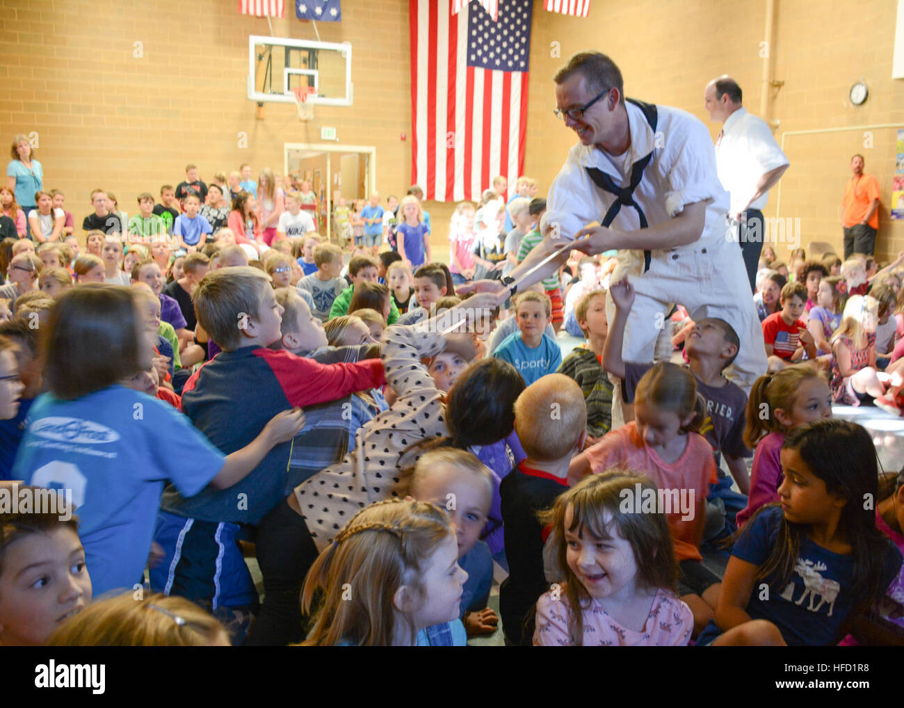 150908-N-XP344-025 abbondante, Utah (sett. 8, 2015) Il Marinaio Edouard Croce, assegnato alla USS Constitution, mostra una replica del xviii secolo cutlass per studenti di Hannah Holbrook Scuola Elementare durante una presentazione fatta da Old Ironsides membri di equipaggio durante il Salt Lake City Navy settimana. La Marina settimana di programma è progettato per aumentare la consapevolezza circa la marina in settori che tradizionalmente non hanno una presenza navale e comprendono comunità progetti di relazione, parlando impegni, e interviste con i media con bandiera ospita e area di marinai. (U.S. Foto di Marina di Massa Specialista comunicazione di seconda classe Kinn Victoria Foto Stock