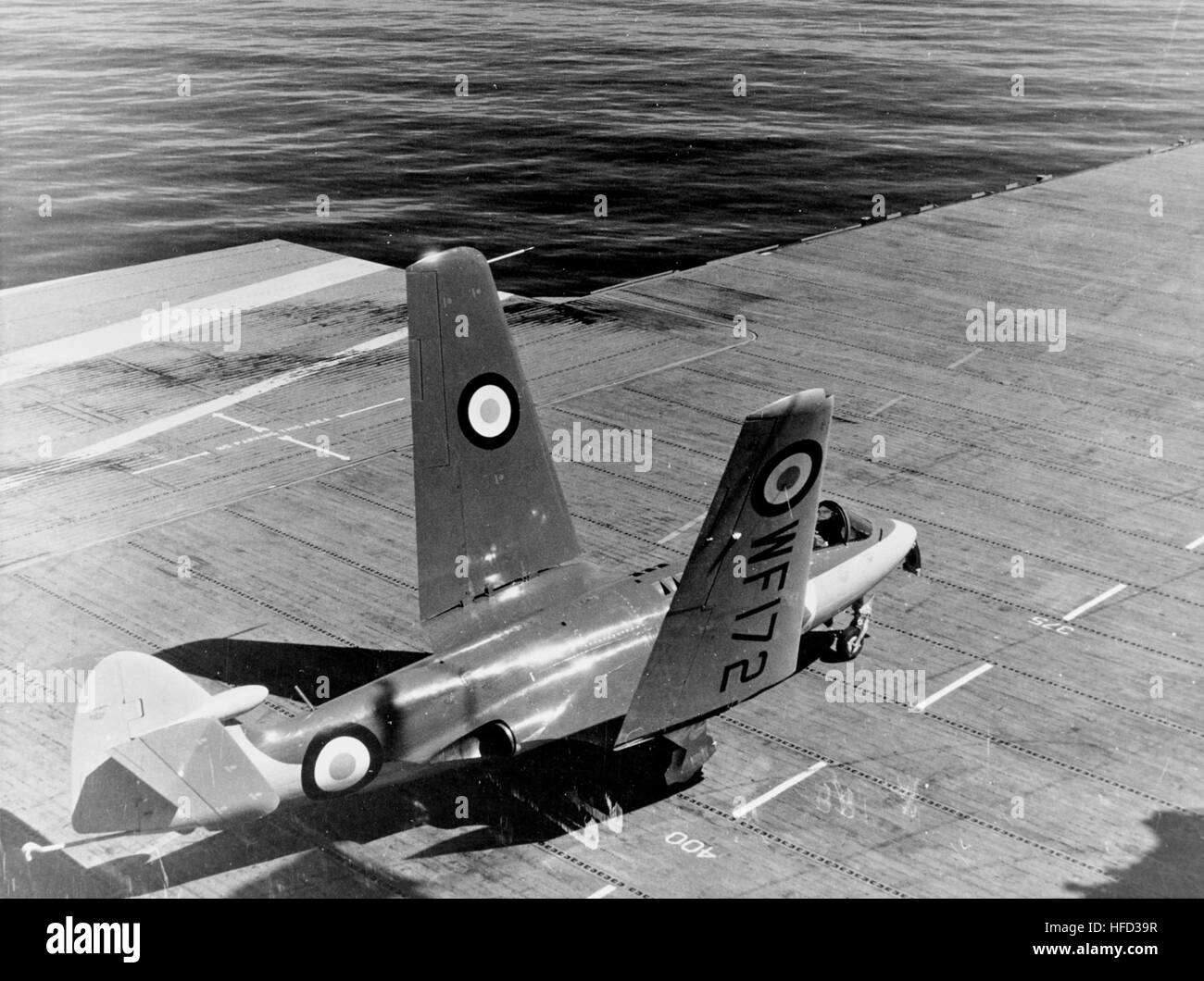 Sea Hawk F1 ali di piegatura sulla USS Antietam (CVA-36) nel 1953 Foto Stock