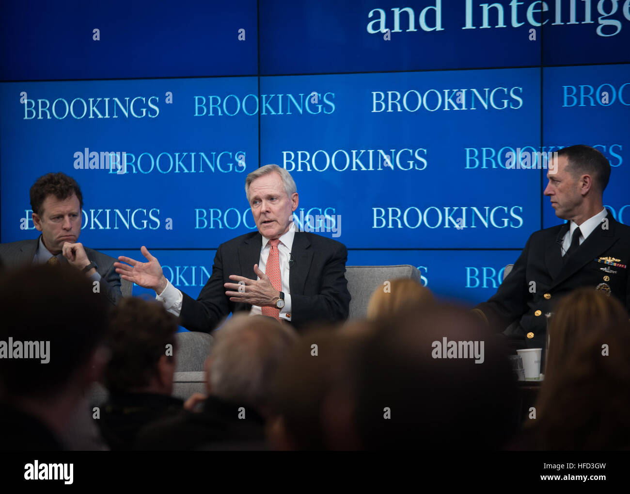 160226-N-AC887-005 WASHINGTON (feb. 26, 2016) segretario della Marina (SECNAV) Ray Mabus parla con parlare con condirettore del Centro per il XXI secolo di sicurezza e di intelligence, Michael O'Hanlon circa il futuro di concetti marittima, strategie e tecnologie al Brookings Institute (U.S. Foto della marina da capo la comunicazione di massa specialista rasoi Sam/RILASCIATO) segretario della Marina attività 160226-N-AC887-005 Foto Stock