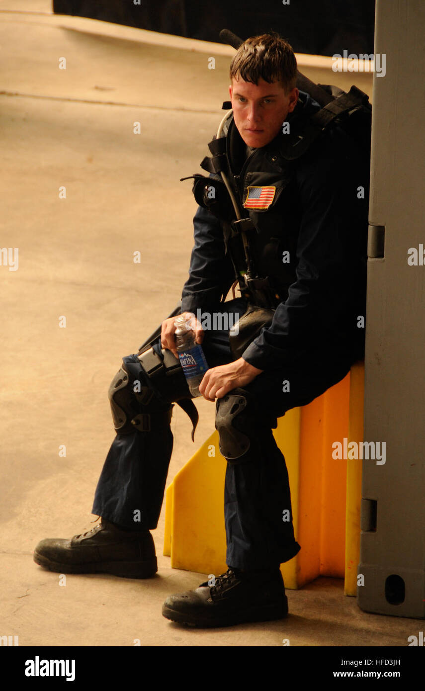 Per elettricista Mate 3° di classe Daniel Antalek, assegnato alla USS Paul Hamilton (DDG 60), si prende una pausa di acqua durante la protezione avanzata della forza di reazione di corso presso il Centro per le forze di sicurezza (CENSECFOR) Pearl Harbor sito di apprendimento. CENSECFOR ha la missione di fornire disciplinato, motivati e tatticamente abili marinai per potenziare la lotta contro le forze di sicurezza di tutto il mondo. (U.S. Navy foto di comunicazione di massa specialista in seconda classe (SW) Mark Logico/RILASCIATO) Sicurezza forza di reazione corso 100308-N-WP746-012 Foto Stock