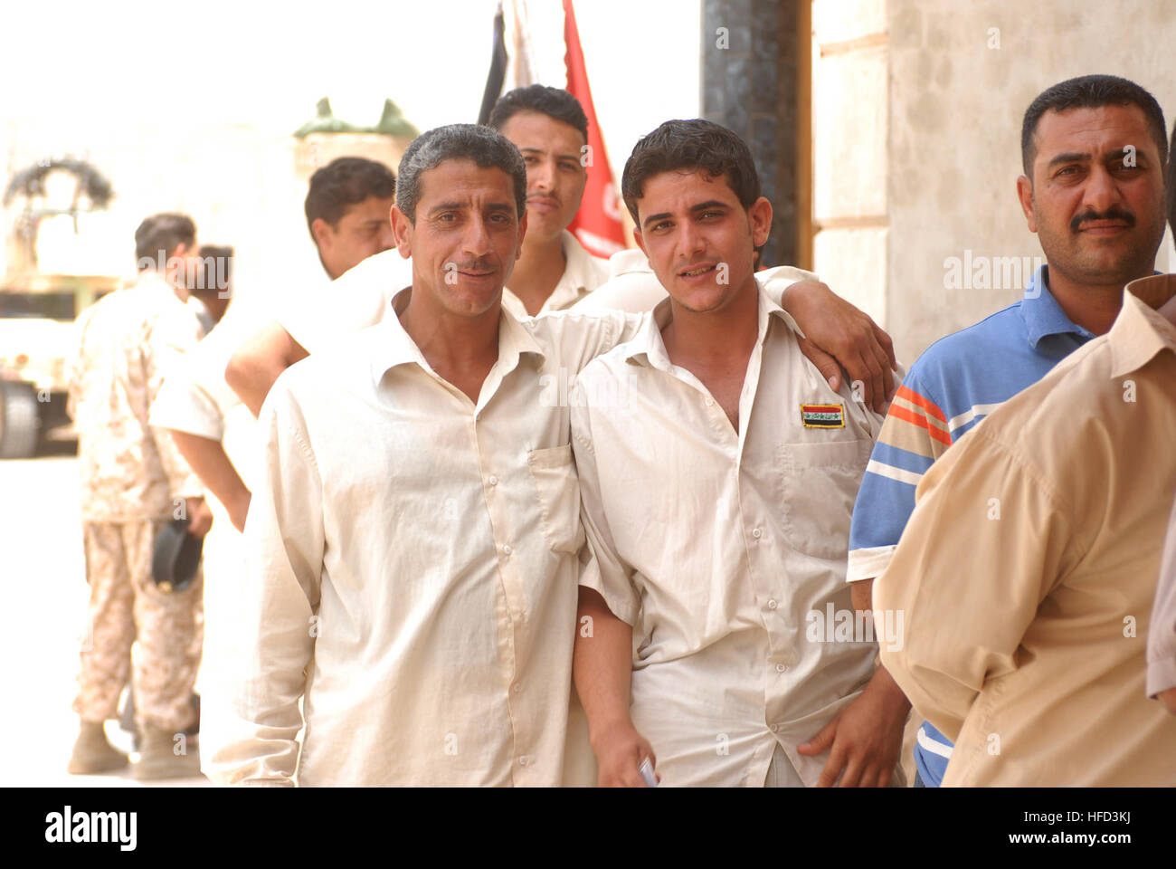 I membri dei figli di Iraq stand in linea mentre sono in attesa di essere pagato dal governo iracheno in Ghazaliya, Iraq, 27 maggio. Punto di controllo di sicurezza in Ghazaliya 177106 Foto Stock