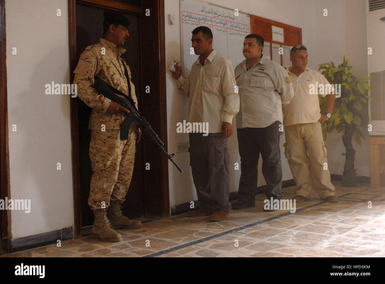 Un soldato iracheno controlla i membri dei figli di Iraq mentre sono in attesa di essere pagato dal governo iracheno in Ghazaliya, Iraq, 27 maggio. Punto di controllo di sicurezza in Ghazaliya 177111 Foto Stock