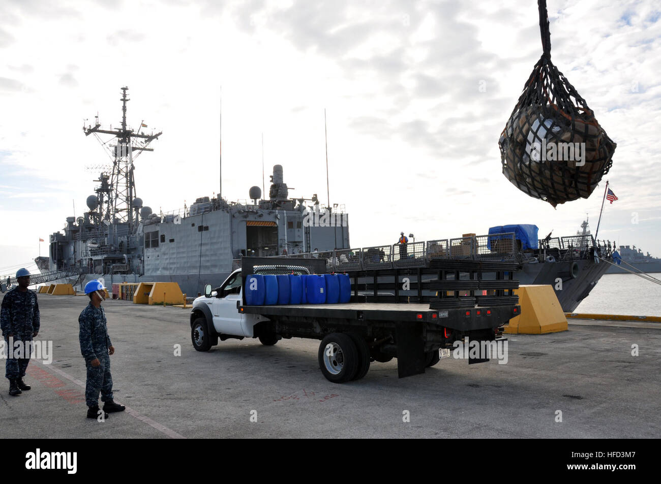 MAYPORT, Fla. (nov. 30, 2012) marinai offload uno e mezzo di tonnellate di cocaina e quasi 3 tonnellate di marijuana dal pericolo di Oliver Perry-class guidato-missile fregata USS Carr (FFG 52). I farmaci sono stati sequestrati durante la conduzione di funzionamento Martillo e vengono ribaltati per le autorità federali. La nave è rientrato dopo sei mesi di distribuzione per gli Stati Uniti 4a flotta area di responsabilità condurre contro il crimine organizzato transnazionale delle operazioni. (U.S. Navy foto di Lt. La Cmdr. Corey Barker/RILASCIATO) 121130-N-IC228-002 Unisciti alla conversazione http://www.facebook.com/USNavy http://www.twitter.com/US Foto Stock