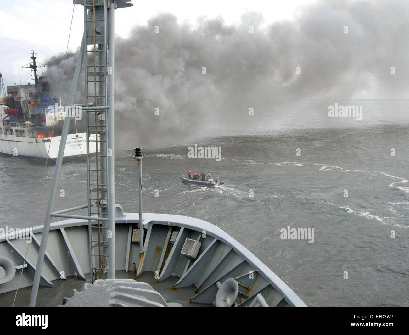 060811-N-3255B-002 Monrovia, Liberia (Agosto 11, 2006) - Membri di equipaggio a bordo i militari Sealift Command (MSC) flotta ocean tug USNS Apache (T-ATF 172) evacuare il personale commerciale freighter Tahoma Reefer, durante il rendering di assistenza in mare. L'incendio scoppiato in Tahoma della camera del motore nelle prime ore del mattino di Agosto 10, 2006. Apache ha salvato il cargo di equipaggio ed è stato in grado di tenere sotto controllo l'incendio. Apache è in Liberia per condurre una indagine sul porto ed eseguire i lavori di riparazione sulla porta di Monrovia è pier come un continuo sforzo per rafforzare gli Stati Uniti partenariato emergenti con questo Foto Stock