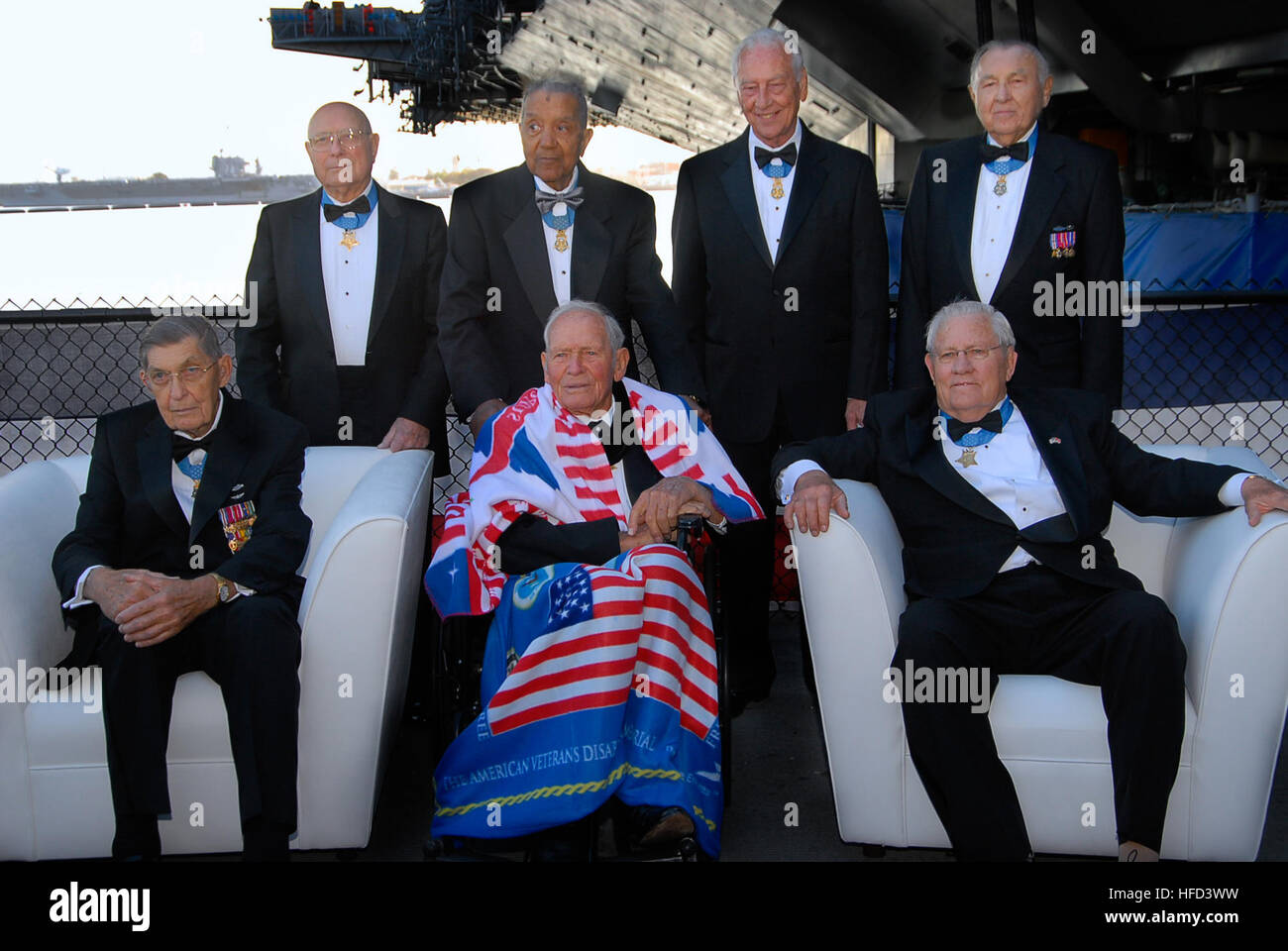 Nella parte superiore a sinistra, pensionato Medal of Honor destinatari U.S. Marine Corps Cpl. Hershel Woodrow 'woody' Williams, U.S. Esercito 1Lt. Vernon J. Baker, U.S. Il personale dell'esercito Sgt. Walter D. Ehlers, U.S. Esercito 1Lt. Charles Patrick Murray Jr e dalla parte inferiore sinistra, U.S. Esercito 2 Lt. Van T. Barfoot, U.S. Navy Lt. John Finn, E DEGLI STATI UNITI Marine Corps PFC. Arthur J., Jackson, pongono insieme per gli ospiti prima di una cerimonia di premiazione tenutasi in hangar bay a bordo della USS Midway Museum di San Diego, California, 24 maggio 2008. Le sette destinatari riceveranno Midway American Patriot Award e la nazionale II Guerra Mondiale Foto Stock