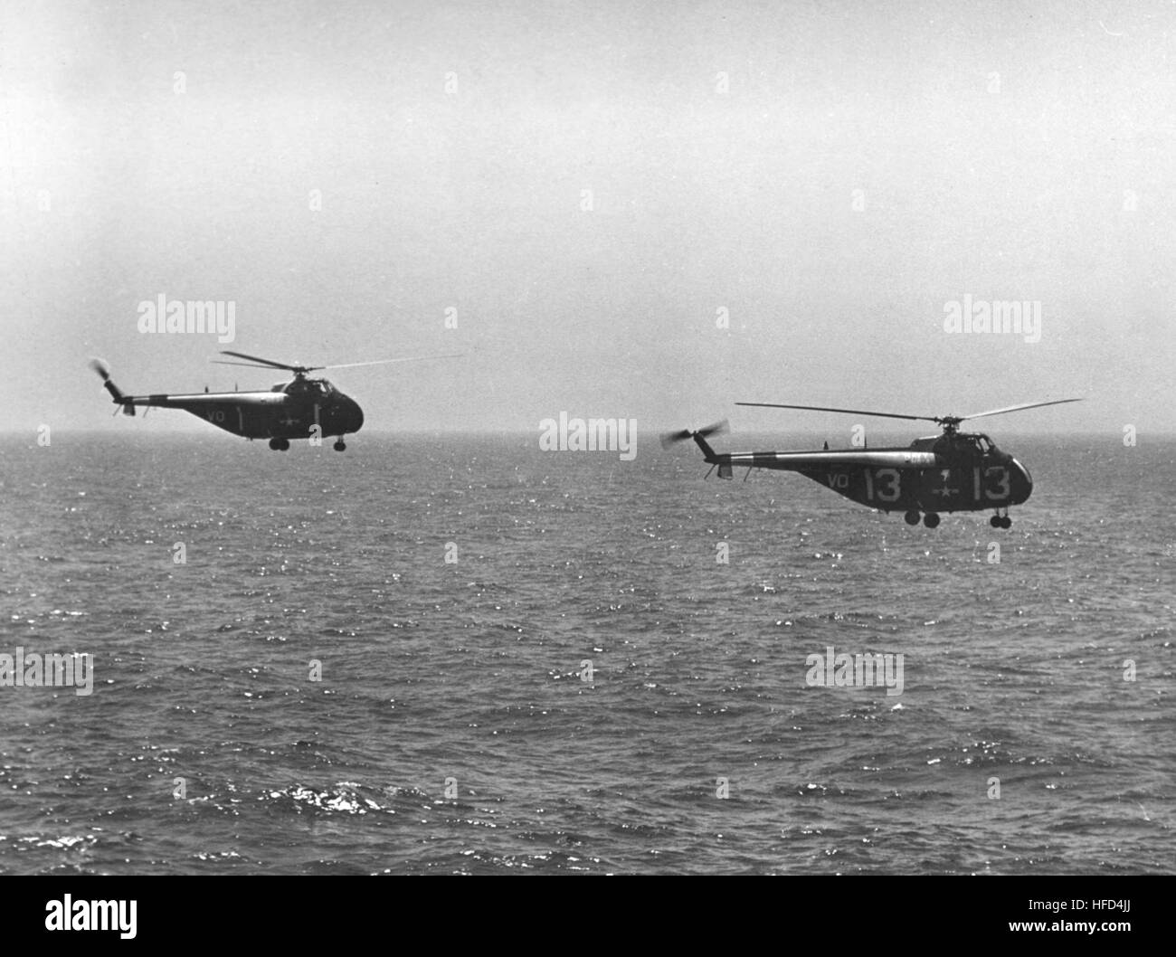 Un elicottero Sikorsky HO4S dell'Helicopter Squadron 4 vola in formazione durante le operazioni nel luglio 1954, dimostrando capacità ad ala rotante all'inizio della Guerra fredda. Foto Stock