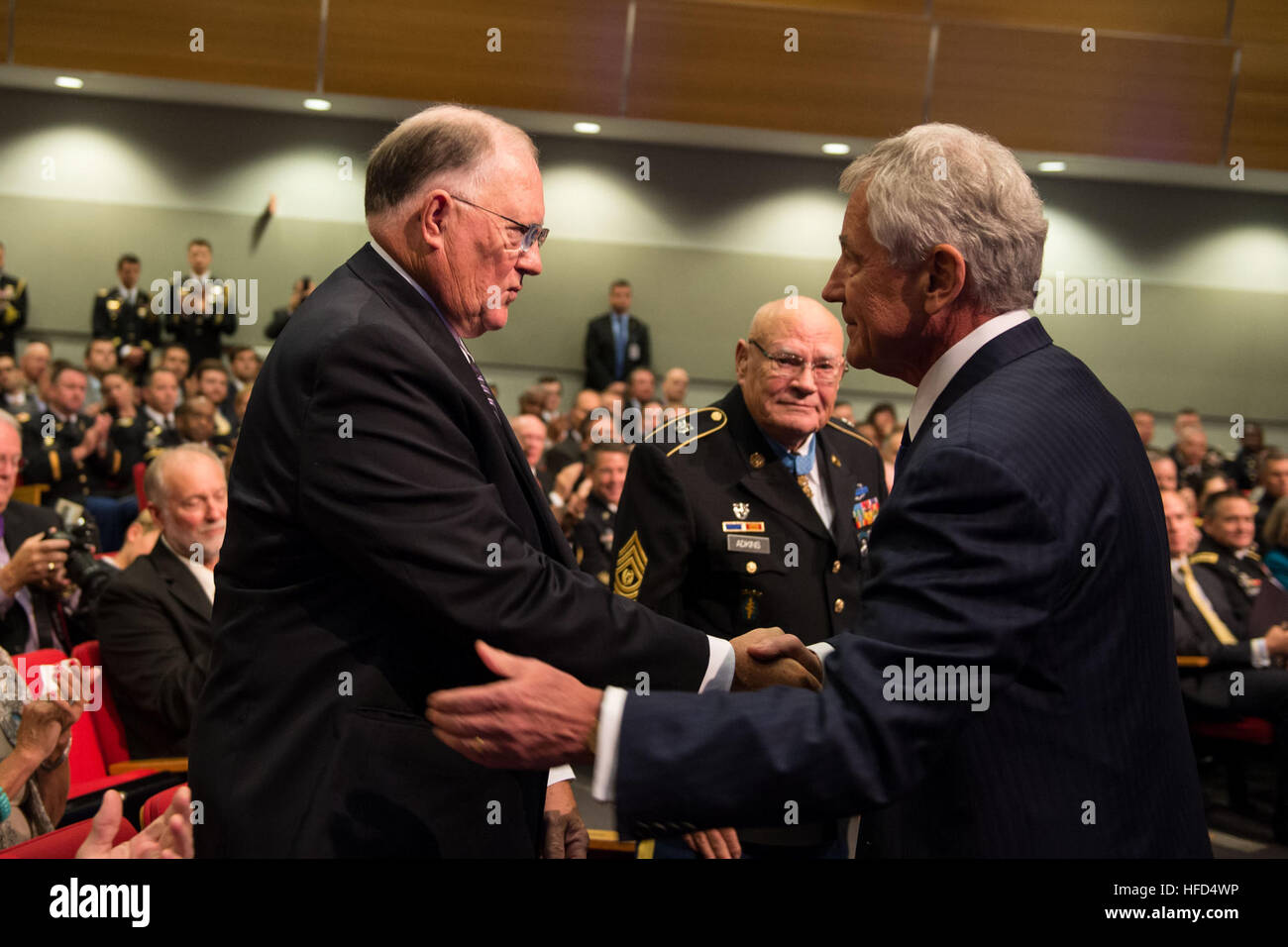 Il Segretario della Difesa Chuck Hagel, destra, scuote le mani con William Sloat, il fratello di U.S. Army Spc. 4 Donald P. Sloat, una medaglia d'onore al destinatario dopo induzione del fratello postumo nella Hall of Heroes nel corso di una cerimonia al Pentagono di Arlington, Virginia, Sett. 16, 2014. Sloat postumo è stato premiato con la medaglia d'onore sett. 15, 2014, per le azioni durante un combattimento patrol vicino Hawk Hill Fire Base, Sud Vietnam, Gennaio 17, 1970. Sloat è stato assegnato alla Società Delta, 2° Battaglione, 1° Reggimento di Fanteria, 196th luce brigata di fanteria, 23 Fanteria (Americal) Divisione. (DoD foto in massa Foto Stock