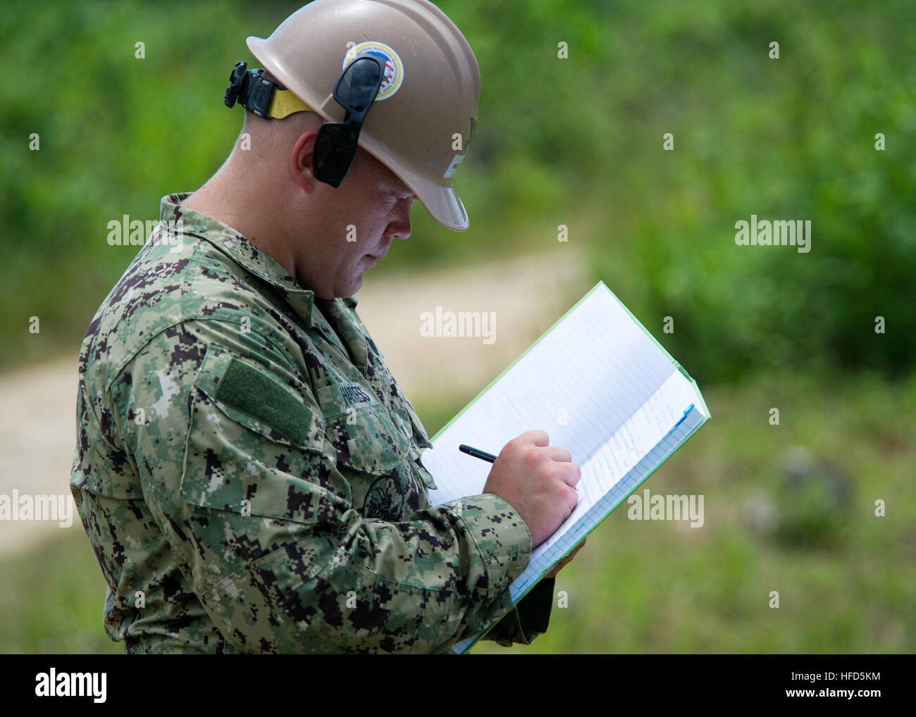 Stati Uniti Costruzione navale elettricista 2a classe Danny Heartless ispeziona la zona di rinnovamento a Bethel SDA scuola nel sud della stazione di partenariato 2014 (SPS-JHSV 14). A sud della stazione di partenariato 2014 è un U.S. Distribuzione di marina incentrato su un esperto in materia di scambi con i partner nazione le forze armate e delle forze di sicurezza. Stati Uniti Forze Navali del comando del Sud e Stati Uniti 4a flotta impiegano forze marittime in cooperativa le operazioni di sicurezza marittima al fine di mantenere l'accesso, migliorare l'interoperabilità e la creazione di partenariati duraturi che promuovere la sicurezza regionale negli Stati Uniti Comando Sud area di res Foto Stock