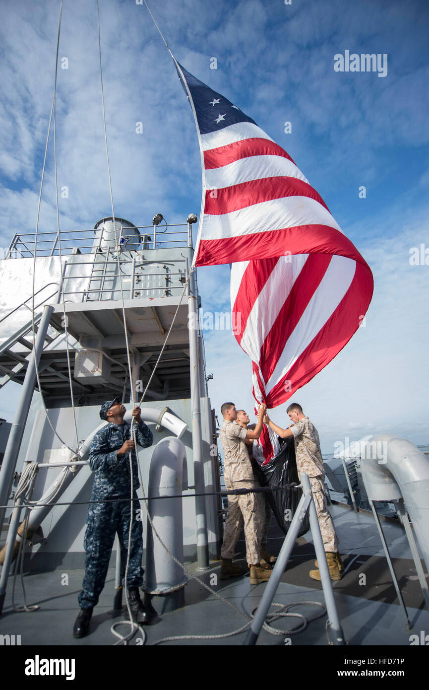 La nave da sbarco della USS Oak Hill (LSD-51) si avvicina a Baltimora come parte dello Star-Spangled Spectacular, celebrando il bicentenario della battaglia di Baltimora con oltre 30 navi e velivoli Blue Angels della Marina degli Stati Uniti in mostra. Foto Stock