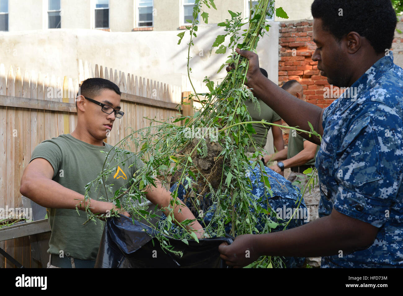 Il personale della Marina degli Stati Uniti assegnato alla USS Oak Hill (LSD 51) partecipa a un progetto di architettura paesaggistica della comunità presso il General Joseph Haller Post 95 American Legion a Baltimora durante lo Star-Spangled Spectacular, un evento che commemora il bicentenario della Battaglia di Baltimora. Foto Stock