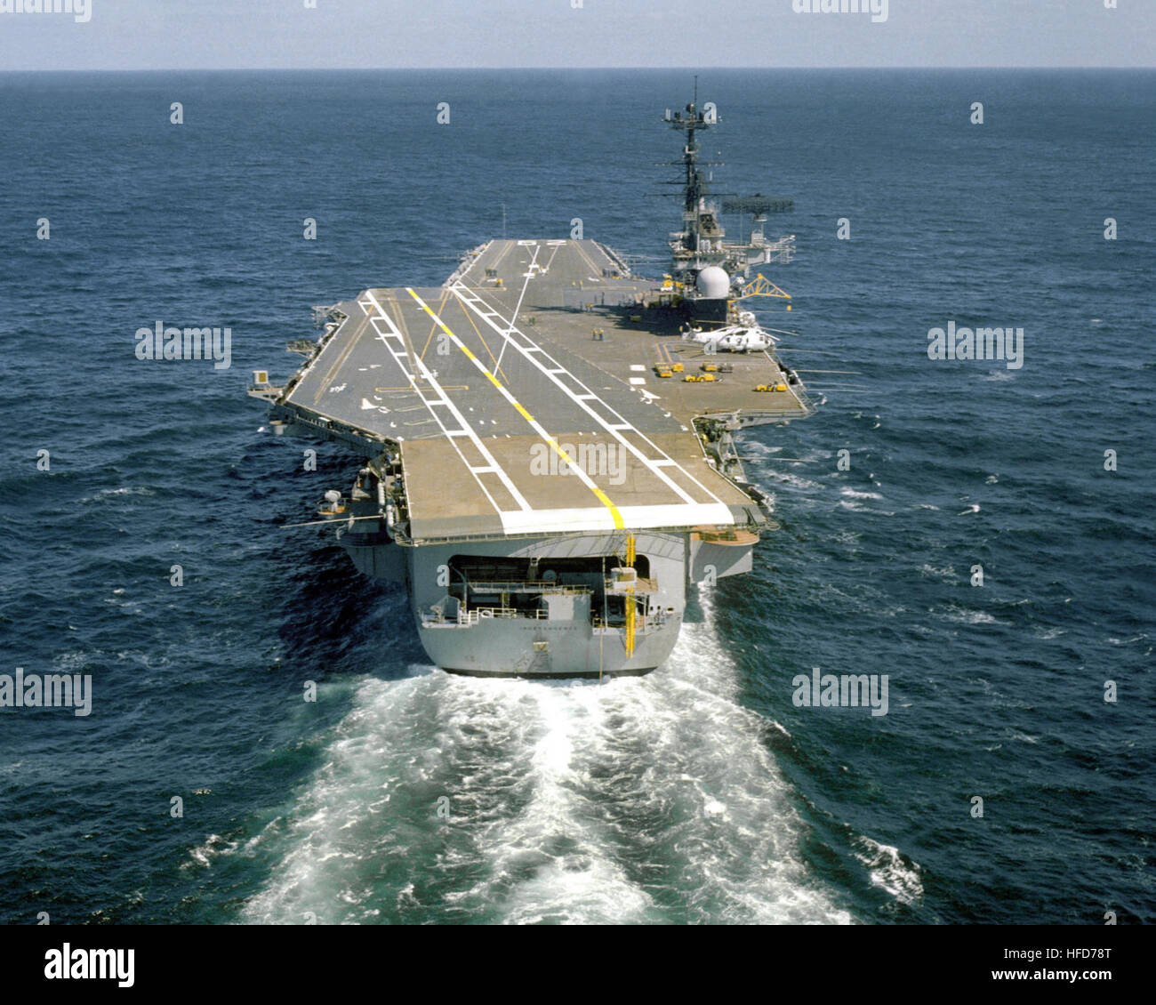 Vista di poppa della nave USS Indipendenza (CV-62) 1979 Foto Stock