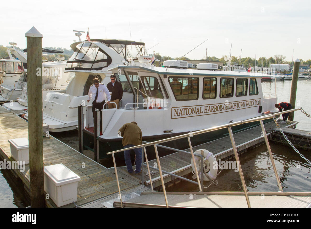 Un fiume Potomac Boat Company water taxi docks a base comune Anacostia-Bolling (JBAB) marina di imbarcare passeggeri da varie agenzie e comuni intorno alla regione, compresi JBAB comandante della Marina Capt. Anthony T. Calandra. I passeggeri hanno preso un tour ott. 28 per valutare una migliore comprensione di un river taxi concetto per utilizzare sul Potomac e Anacostia fiumi. Il tour comprendeva una visita al Pentagono il marina e la zona di attracco prima di ritornare a JBAB. Uno studio illustra i vantaggi del servizio taxi acqueo Taxi 131028-N-WY366-001 Foto Stock