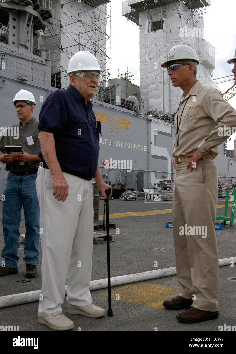 Air Force Master Sgt. (Ret.) Anton "Tony" Bilek, parla con USS Bataan (LHD 5) comandante, cap. Rick Snyder, circa i suoi giorni trascorsi come prigioniero di guerra in un giapponese di prigionia durante la Seconda Guerra Mondiale. Bilek è una morte di Bataan marzo superstite, uno di 75.000 americani e truppe filippini costretti a subire la morte marzo, un giro, novanta chilometri di passeggiata che coinvolgono più di 10.000 persone. Bilek e il nipote (sinistra) percorsa da Illinois per la possibilità di vedere la nave. Superstite di Bataan morte marzo parla del passato 62573 Foto Stock