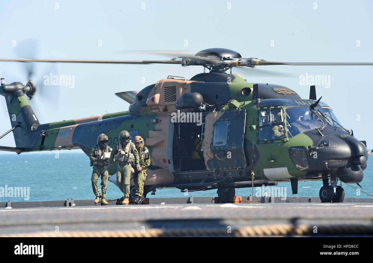 Oceano Indiano (luglio 9th, 2015) - Giapponese Self Defence Force Army Lt. Col. Yuko Sugimoto e due marina australiana piloti uscire un Royal Australian Navy elicottero Multiruolo (MRH) 90 sul ponte di volo dell'amphibious dock landing ship USS Ashland (LSD 48) durante il talismano Sabre 2015. Ashland è nell'Oceano Indiano che partecipano a Talisman Sabre 2015, Talisman Sabre è un esercizio di bilaterali destinati al treno australiano e le forze USA nella pianificazione e conduzione delle attività combinate operazioni vigore. (U.S. Foto di Marina dalle comunicazioni di massa 3° di classe David A. Cox) talismano Sabre 150709-N-KM939-563 Foto Stock