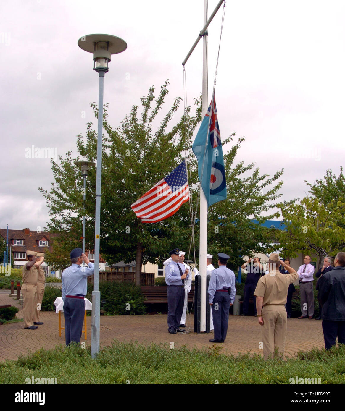 060928-N-5217D-001 - Londra, Regno Unito (sett. 28, 2006) - La bandiera americana è abbassato per il tempo finale a RAF West Ruislip, Regno Unito. La base è stata utilizzata da parte del governo degli STATI UNITI Forze armate dal 1939 diventando una base di supporto sotto il comandante, U.S. Le attività militari e il Regno Unito nei tardi anni settanta. Situato nella zona ovest di Londra, RAF West Ruislip ha fornito il supporto per oltre 3 mila militari e civili e le loro famiglie durante gli anni ottanta e novanta. Sotto il programma di trasformazione per il teatro europeo, RAF West Ruislip e struttura navale Eastcote sono stati restituiti alla British Royal Foto Stock