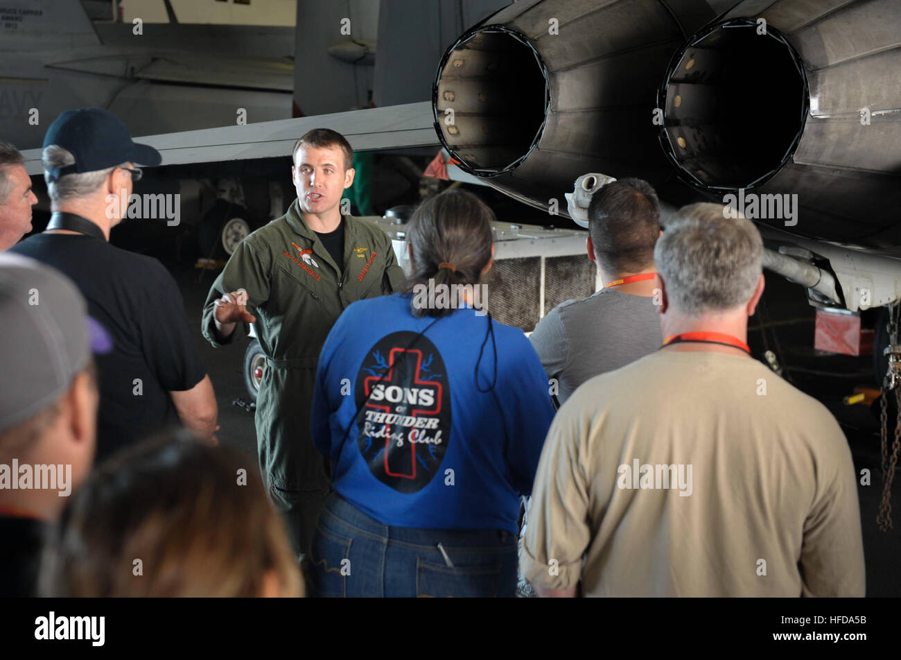 131209-N-JC752-295 OCEANO PACIFICO (dec. n. 9, 2013) Lt. Garrett Moore, da gli Argonauti di Strike Fighter Squadron (VFA) 147, guida un gruppo di tour attraverso la baia di hangar della portaerei USS Nimitz CVN (68) durante una crociera di Tiger. Nimitz è in transito negli Stati Uniti La terza area della flotta di responsabilità dopo aver trascorso otto mesi distribuito negli Stati Uniti 5th, 6TH e 7a flotta aree di responsabilità. (U.S. Foto di Marina di Massa lo specialista di comunicazione di terza classe Kole E. Carpenter/RILASCIATO) Tiger cruise 131209-N-JC752-280 Foto Stock 131209-N-JC752-295 OCEANO PACIFICO (dec. n. 9, 2013) Lt. Garrett Moore, da gli Argonauti di Strike Fighter Squadron (VFA) 147, guida un gruppo di tour attraverso la baia di hangar della portaerei USS Nimitz CVN (68) durante una crociera di Tiger. Nimitz è in transito negli Stati Uniti La terza area della flotta di responsabilità dopo aver trascorso otto mesi distribuito negli Stati Uniti 5th, 6TH e 7a flotta aree di responsabilità. (U.S. Foto di Marina di Massa lo specialista di comunicazione di terza classe Kole E. Carpenter/RILASCIATO) Tiger cruise 131209-N-JC752-280 Foto Stock