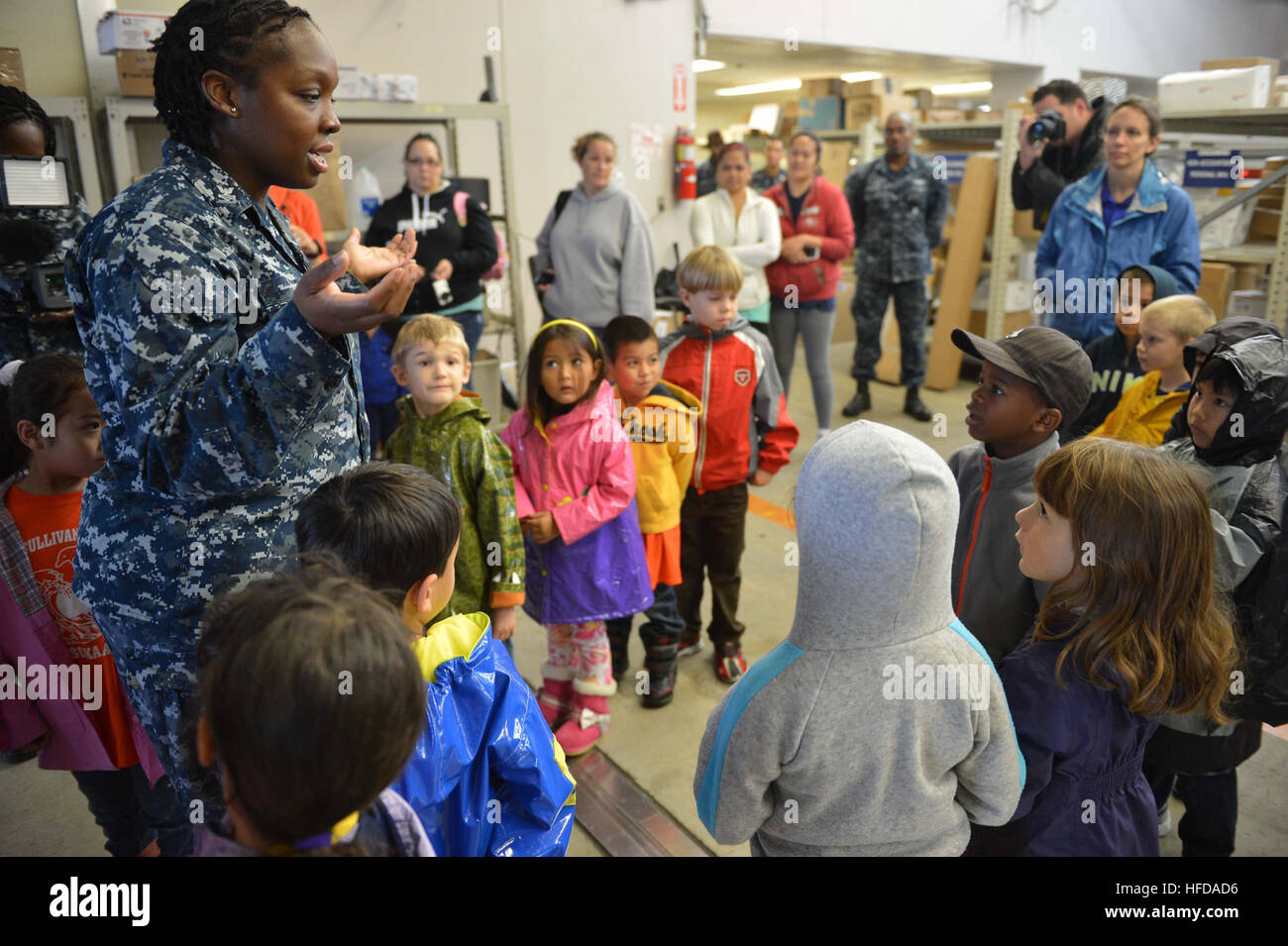 131104-N-JT474-015 Yokosuka, Giappone (nov. 4, 2013) specialista della logistica 2a classe Rasheeda bianco, assegnato per le attività della flotta Yokosuka's post office, parla ai bambini dal Sullivans Scuola Elementare durante una gita. Il post office ha ospitato i bambini come parte di un incontro e saluto con Babbo Natale e la possibilità di dare a lui le loro lettere di Natale. (U.S. Foto di Marina di Massa lo specialista di comunicazione di terza classe David Jordan/RILASCIATO) Tour 131104-N-JT474-015 Foto Stock