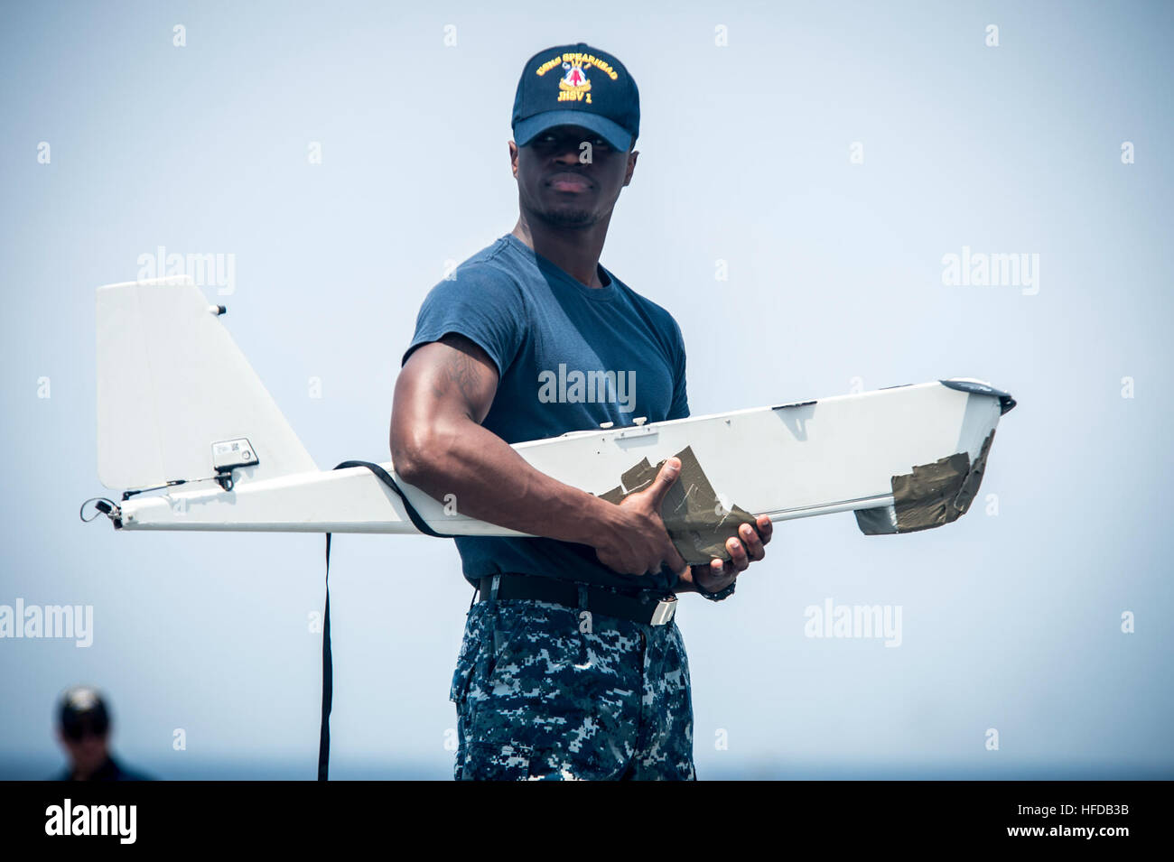 150210-N-JP249-018 OCEANO ATLANTICO (feb. 10, 2015) Informazioni Tecnico dei sistemi di terza classe Marquise Simmons, da Summerville, S.C., prepara un RQ-20A Aqua Puma piccoli aerei senza pilota per il sistema di lancio a bordo i militari Sealift il comando congiunto del ad alta velocità a nave USNS Spearhead JHSV (1) Il 10 febbraio, 2015. Punta di diamante è su una distribuzione programmata per gli Stati Uniti Sesta flotta area di operazioni a sostegno della collaborazione internazionali di costruzione di capacità del programma di Partenariato Africa Stazione (AP). (U.S. Foto di Marina di Massa lo specialista di comunicazione 2a classe Kenan O'Connor/RILASCIATO) Africa Partnership Station Foto Stock