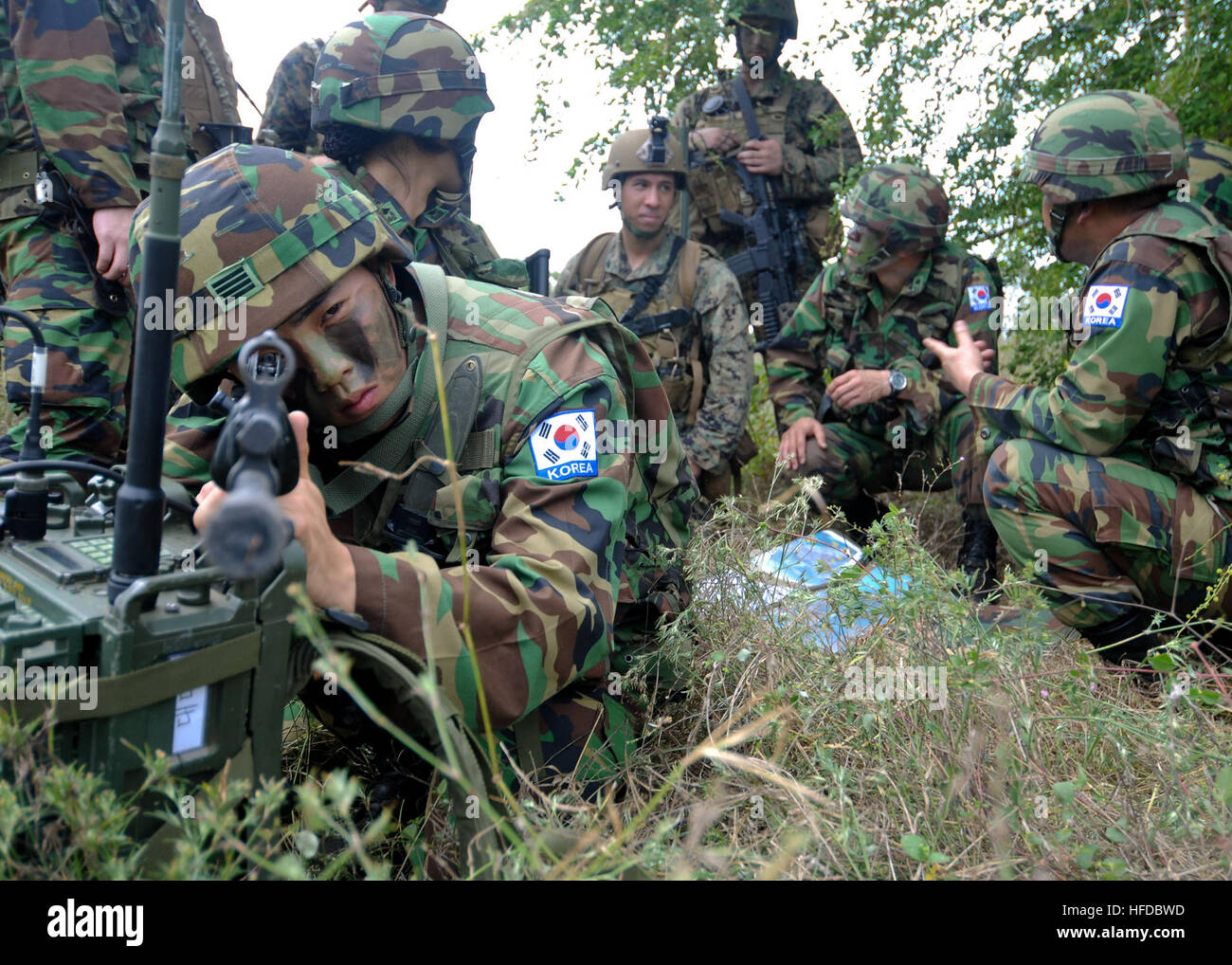 Royal Thai Marine Corps Sgt. Beom Kim sta guarda come Stati Uniti Marines assegnato al trentunesimo Marine Expeditionary Unit e Repubblica di Corea Marines rivedere una mappa durante una simulazione di assalto anfibio durante il Cobra Gold 2010. Cobra Gold è un giunto e la coalizione multinazionale di esercizio ha ospitato annualmente dal Regno di Thailandia. Stati Uniti, le forze internazionali condurre Cobra Gold esercizio 249435 Foto Stock