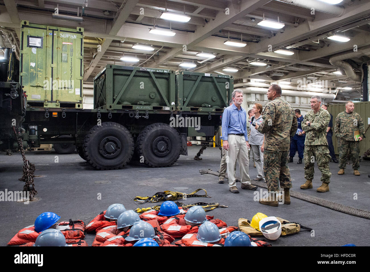 Mar dei Caraibi (ott. 9, 2016) l'onorevole Peter F. Mulrean, ambasciatore degli Stati Uniti in Haiti, tours ben deck di trasporto anfibio dock nave USS Mesa Verde LPD (19) per comprendere meglio le funzionalità di Joint Task Force Matteo. Il ruolo di Joint Task Force Matteo durante questo rilievo di disastro missione è quella di rispondere rapidamente con spirito critico e le capacità necessarie per fornire assistenza e aiuto alla zona di Haiti il governo ritiene più necessario. (U.S. Navy foto di Sottufficiali di terza classe JOSHUA M. Tolbert/RILASCIATO) 161009-N-NX690-264 Unisciti alla conversazione: www.navy.mil/viewGallery.asp www.f Foto Stock