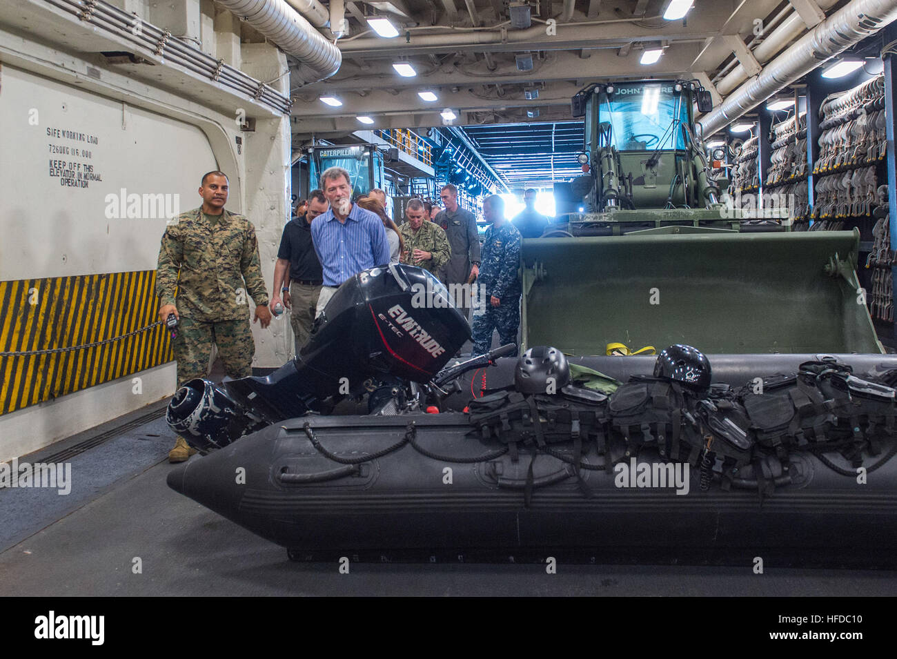 Mar dei Caraibi (ott. 9, 2016) l'onorevole Peter F. Mulrean, U.S. Ambasciatore a Haiti, tours ben deck di trasporto anfibio dock nave USS Mesa Verde LPD (19) per comprendere meglio le funzionalità di Joint Task Force Matteo. Il ruolo di Joint Task Force Matteo durante questo rilievo di disastro missione è quella di rispondere rapidamente con spirito critico e le capacità necessarie per fornire assistenza e aiuto alla zona di Haiti il governo ritiene più necessario. (U.S. Navy foto di Sottufficiali di terza classe JOSHUA M. Tolbert/RILASCIATO) 161009-N-NX690-255 Unisciti alla conversazione: www.navy.mil/viewGallery.asp www.f Foto Stock