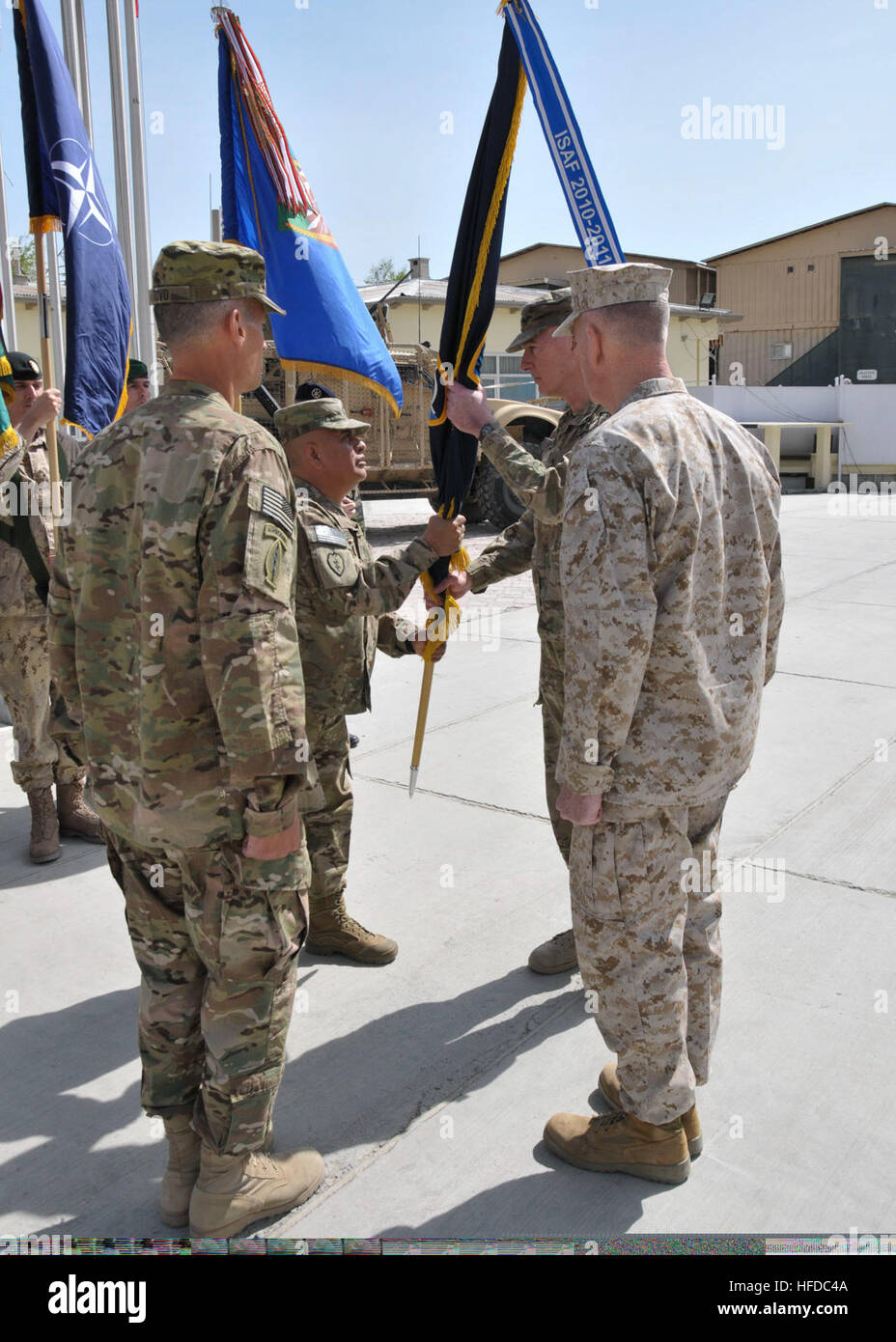 Il comando Sgt. Il Mag. Gabriel Cervantes, NATO Training Mission Afghanistan (NTM-A) e combinati per la sicurezza nella fase di transizione (Command-Afghanistan CSTC-A), mani di NTM-un flag del comando al comandante uscente Lt. Gen. Daniel P. Bolger durante un cambiamento di cerimonia di comando a Camp Eggers, Aprile 2, 2013. Lt. Gen Kenneth E. Tovo ha preso il comando di NTM-A / CSTC-A dal Lt. Gen. Bolger all'evento. (U.S. Foto di Marina di Massa lo specialista di comunicazione di terza classe (SW/IDW) Sean Weir) U.S. Comando Esercito Sgt. Il Mag. Gabriel Cervantes, centro a sinistra, con la formazione della NATO Mission-Afghanistan (NTM-A) e sicurezza combinata Co di transizione Foto Stock