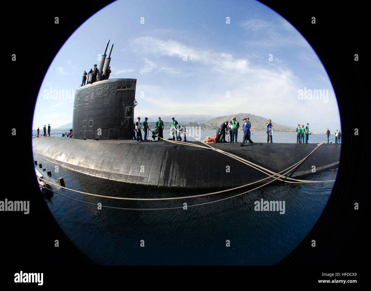080510-N-0780F-009 SOUDA BAY, Creta, Grecia (10 maggio 2008) Il Los Angeles-class attack submarine USS Albany (SSN 753), arriva per una porta di routine visita. Albany è su un programmato sei mesi di distribuzione come parte del NASSAU Expeditionary Strike gruppo conducendo le operazioni di sicurezza marittima NEGLI STATI UNITI Sesta flotta area di responsabilità. Stati Uniti Navy foto di Paul Farley (rilasciato) 080510-N-0780F-009 Foto Stock
