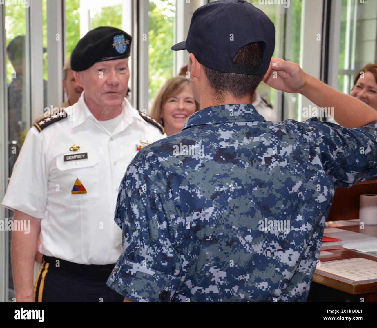 Stati Uniti Navy Seaman reclutare Tyler Montoya, destra, Esercito saluta gen. Martin E. Dempsey, presidente del Comune di capi di Stato Maggiore, a reclutare formazione caserma comando chiamato la USS Arizona sett. 5, 2014, presso la stazione navale Grandi Laghi, Ill. Dempsey ha girato la strutture presso la stazione navale durante la sua visita e ha partecipato a un municipio INCONTRO CON GLI STATI UNITI I membri del servizio, il personale civile e i membri della famiglia. (U.S. Navy foto di Lt. Adam Demetra/RILASCIATO) U.S. Navy Seaman reclutare Tyler Montoya, destra, Esercito saluta gen. Martin E. Dempsey, presidente del Comune di capi di Stato Maggiore, a reclutare Trai Foto Stock