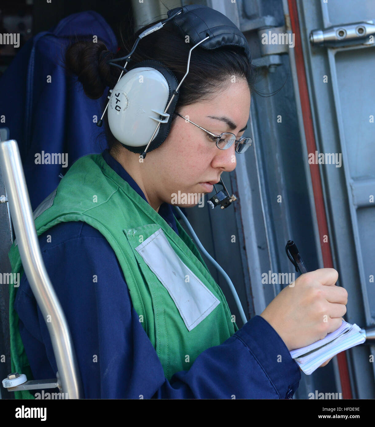 U.S Navy comunicazioni interne elettricista 2a classe Stephanie Nunez conta di pallet di merce consegnata al missile destroyer USS Sterett (DDG 104) durante un rifornimento in mare mentre partecipanti all'operazione inerente risolvere negli Stati Uniti Quinta Flotta area di responsabilità ott. 19, 2014. Il presidente Barack Obama ha autorizzato gli aiuti umanitari le consegne in Iraq come pure le incursioni aeree mirate a proteggere il personale degli Stati Uniti dagli estremisti noto come lo stato islamico in Iraq e il levante. Stati Uniti Comando centrale diretto le operazioni. (U.S. Foto di Marina di Massa lo specialista di comunicazione di terza classe E Foto Stock