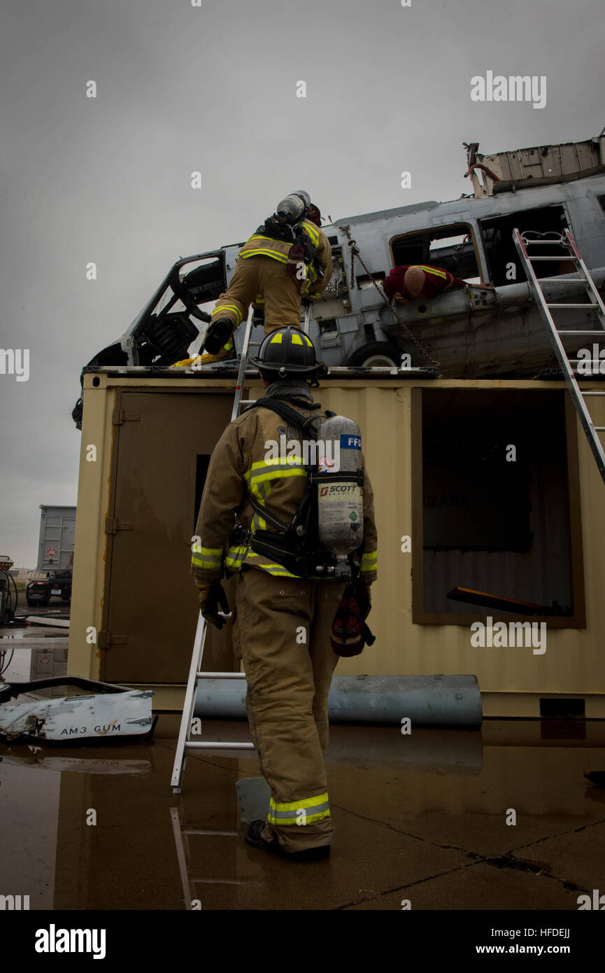 I team di addestramento integrati della Naval Air Station North Island conducono un'esercitazione di incidenti aerei, testando le procedure di risposta e salvataggio per lesioni del personale, danni strutturali e scenari di incendio insieme ai partner di mutuo soccorso nella regione di San Diego. Foto Stock