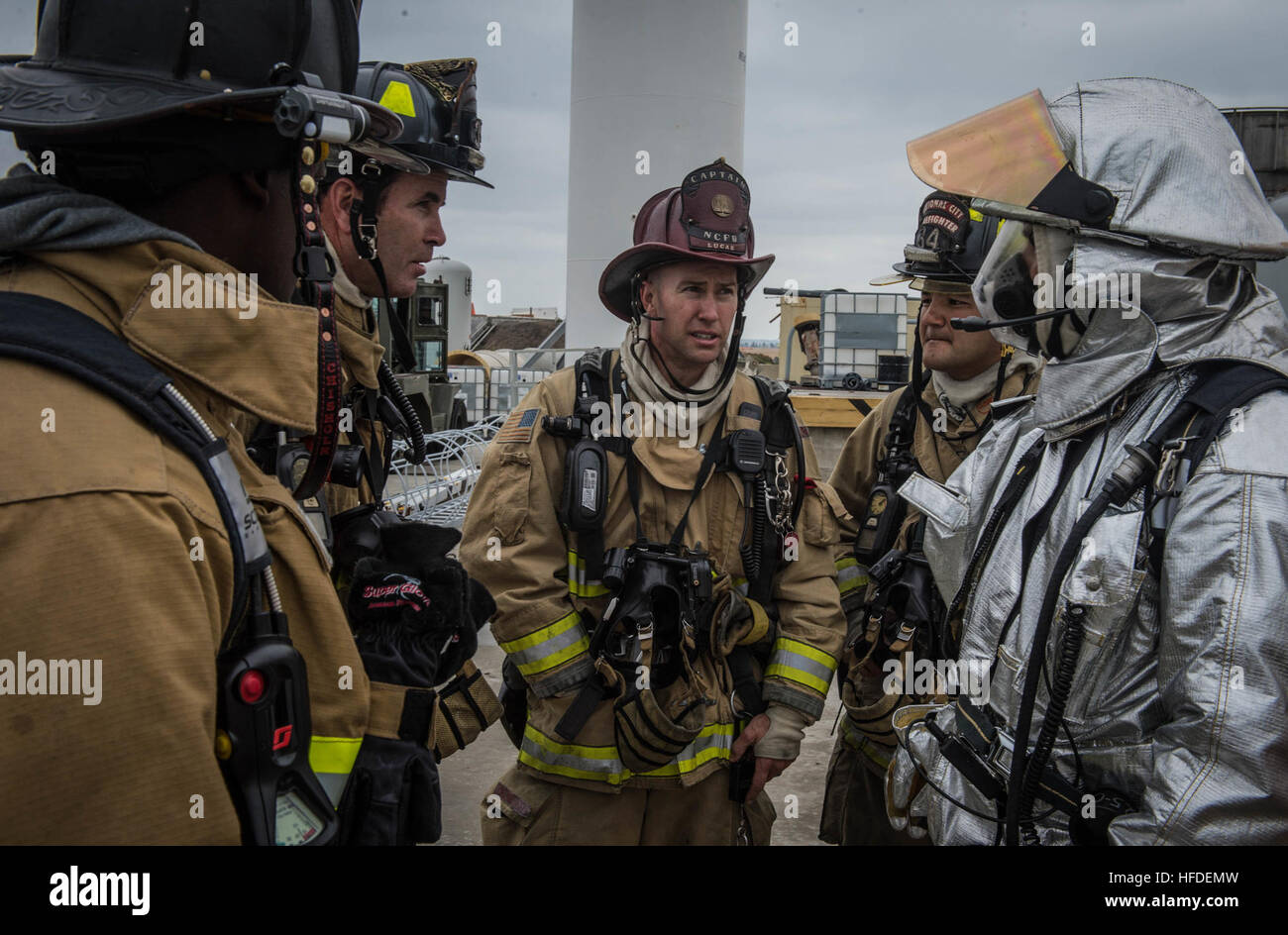La Naval Air Station North Island conduce un'esercitazione di incidente aereo simulando un incidente in un edificio per testare le capacità di risposta, salvataggio e antincendio con i partner regionali di mutuo soccorso. Foto Stock