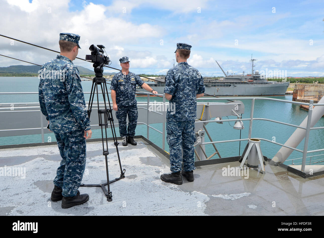 Il cap. Mark Benjamin, centro, comandante del sommergibile offerta USS Frank cavo (come 40), è stato intervistato dalla nave di affari pubblici team durante la U.S. 7 il supporto della flotta e Oltremare Vertice di manutenzione. Il vertice, ha ospitato a bordo di Frank cavo, consente la manutenzione i responsabili di tutto il Pacifico la possibilità di discutere in avanti distribuito pratiche di riparazione e strategie faccia a faccia. Cavo di Frank, distribuito per l'isola di Guam, effettua la manutenzione e il supporto dei sommergibili e navi di superficie distribuiti negli Stati Uniti 7 flotta area di responsabilità. (U.S. Foto di Marina di Massa Communica Foto Stock