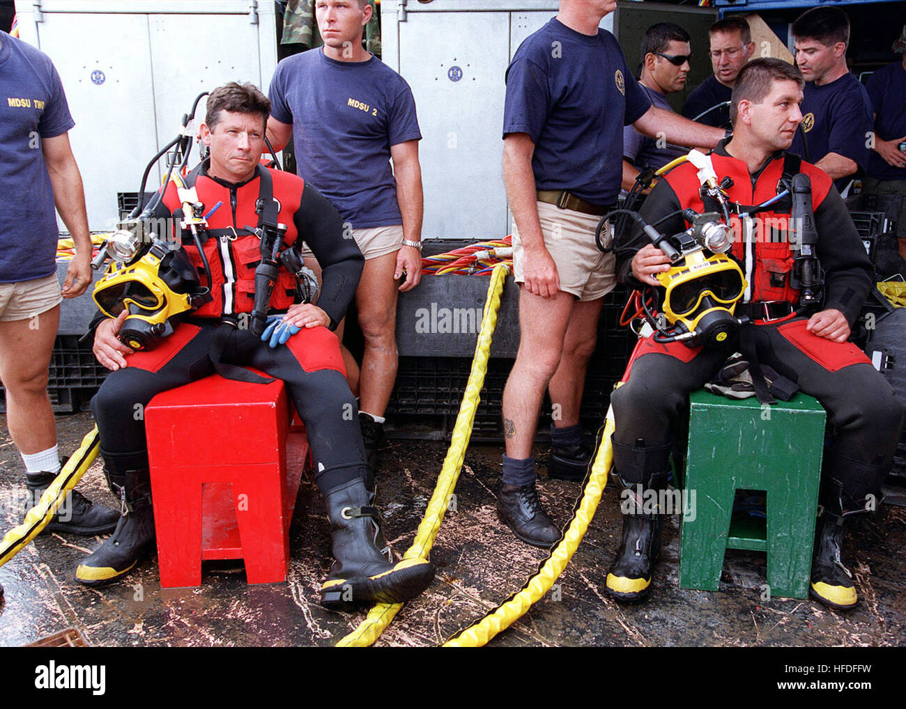 000722-N-5329L-022 Cape Hatteras, NC. (Lug. 22, 2000) -- Master Chief macchinista compagno del subacqueo Master Russell mazzuolo (sinistra) e Senior Chief Boatswain compagno del subacqueo Master Kenneth Brown (destra) assegnato al Mobile Diving e unità di soccorso due (MDSU-2), prepararsi a fare una immersione sul relitto della USS Monitor. Inoltre, questa immersione aiuterà a certificare una nuova marina apparecchiatura subacquea " eso-VRMS' per miscelare gas operazioni di immersione. MDSU-2 è il supporto del National Oceanographic and Atmospheric Administration (NOAA) nella conservazione a lungo termine della guerra civile nave USS Monitor. Stati Uniti Navy foto di fotografia Foto Stock