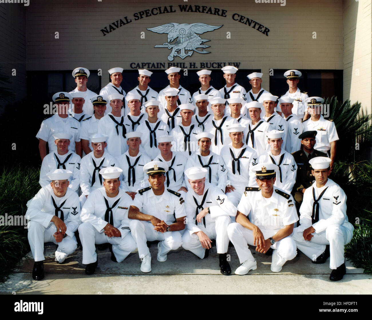 011019-N-0000X-001 Coronado, California (Ott. 19, 2001) - Navy file foto di base di demolizione subacquea/guarnizione (BUD/S) Classe di laurea 236. Navy SEAL Tenente Michael P. Murphy, 29 da Patchogue, NY è illustrato sul lato sinistro della fila posteriore. Murphy è stato ucciso dalle forze nemiche durante una missione di ricognizione, operazione Ala Rossa, 28 giugno 2005, mentre conduce una quattro-uomo squadra con il compito di trovare una chiave di leader dei talebani nel terreno montuoso vicino Asadabad, Afghanistan. Il team è venuto sotto il fuoco di una grande forza di nemico con eccellente posizione tattica. Murphy sinistra consapevolmente la sua posizione Foto Stock
