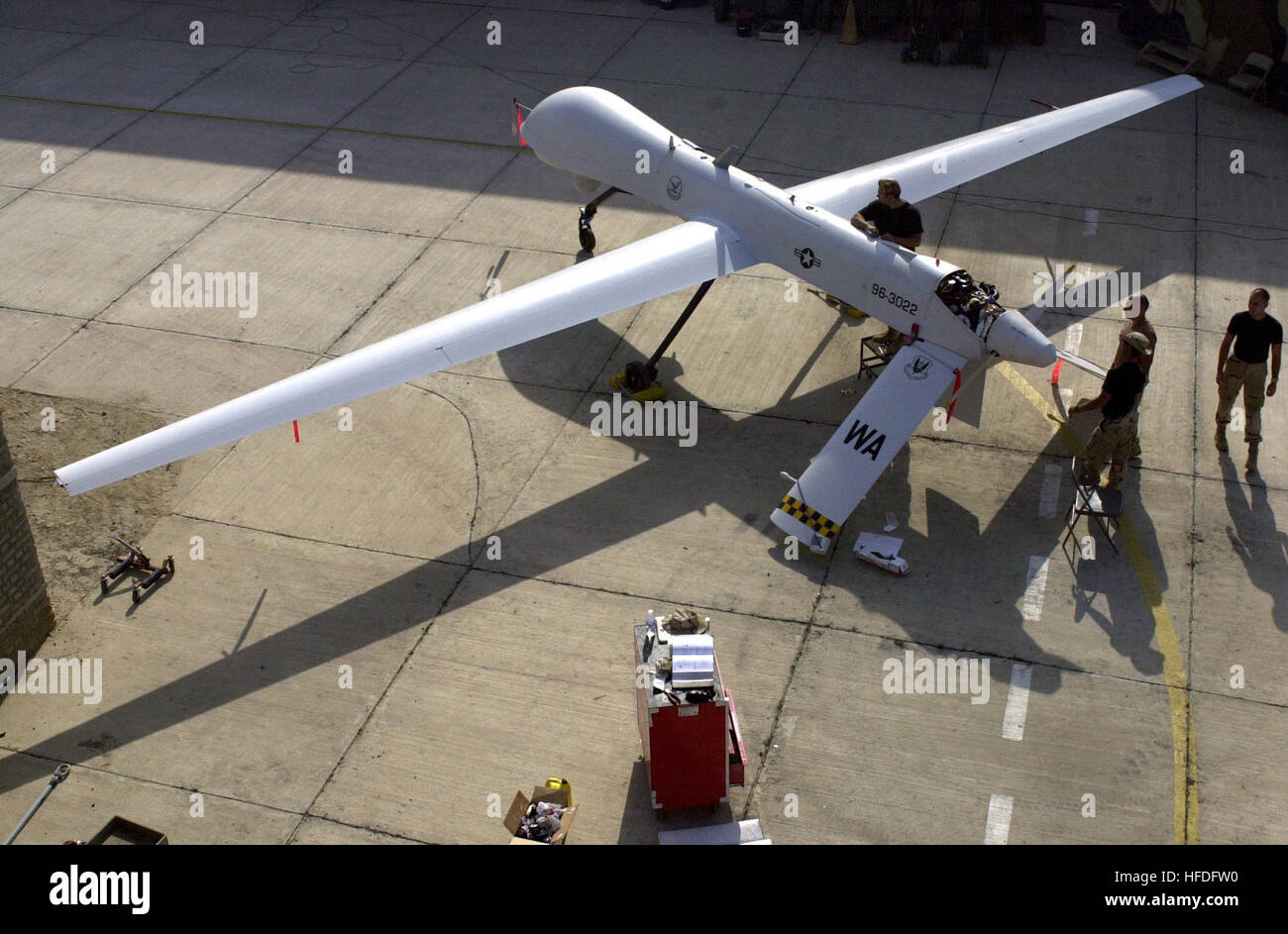 011109-F-4884R-004 l Operazione Enduring Freedom, nov. 9, 2001-- i membri della xi squadriglia di ricognizione, Indian Springs, Nev., una preforma pre-volo controlli sul Predator prima di una missione. Xi sono distribuite per eseguire operazioni di manutenzione su aeromobili a sostegno dell'Operazione Enduring Freedom U.S. Air Force foto di Tech. Sgt. Scott Reed. (Rilasciato) Navy US 011109-F-4884R-004 UAV Predator Foto Stock