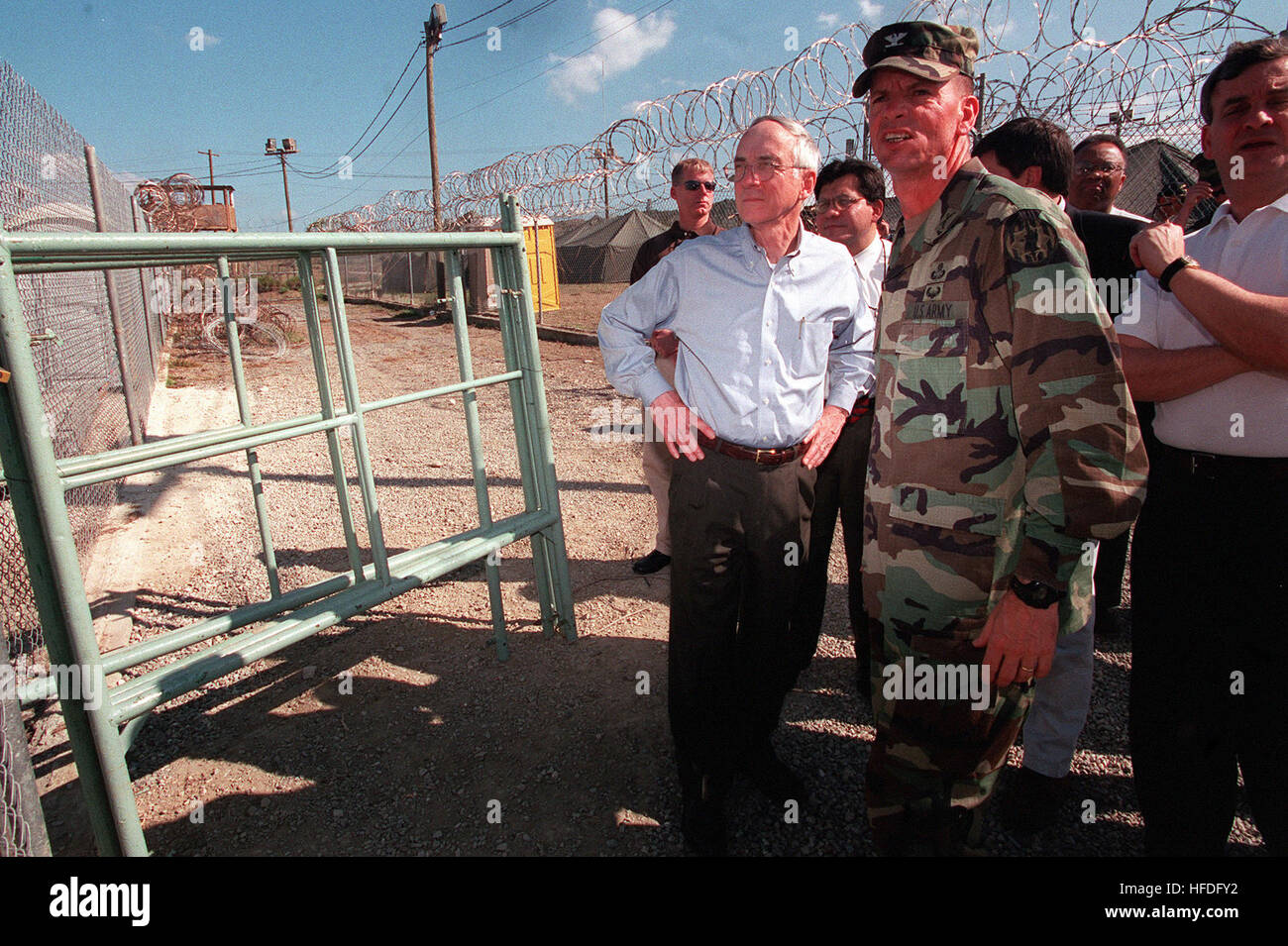 020115-N-5636P-001 Camp X-Ray, Guantánamo Bay a Cuba (GEN. 15, 2002) -- la onorevole Gordon Inghilterra, segretario della Marina (centro) tours servizi a Camp X-Ray per vedere di prima mano le condizioni previste Talebani e di Al Qaida detenuti. Il Segretario ha incontrato funzionari di base riguardante il progresso attuale e futura costruzione presso il camp. Attualmente 158 prigionieri sono stati trasferiti dalle strutture di contenimento in Afghanistan, e sono considerati alcuni dei più radicali e pericolose attualmente in custodia DEGLI STATI UNITI. Stati Uniti Navy foto di Chief Fotografo di Mate Dolores L. parlato. (Rilasciato) US Foto Stock