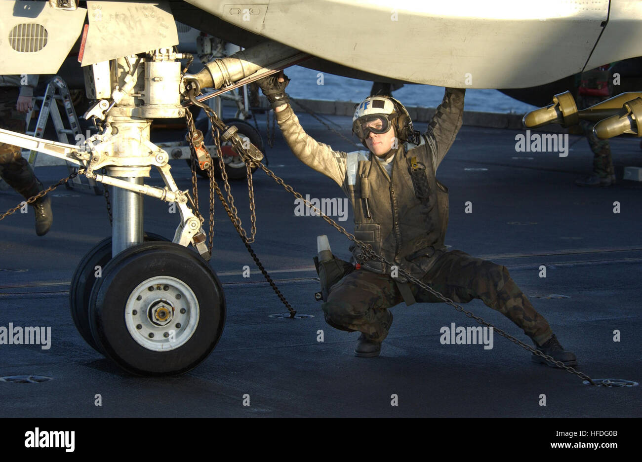 020125-N-2722F-051 in mare a bordo della USS John C. Stennis (CVN 74) Gen 25, 2002 -- Aviation Electronics tecnico di terza classe Dalila Clymer controlla il carrello di atterraggio di un F-14A 'Tomcat' sul ponte di volo della USS John C. Stennis (CVN 74). Clymer è assegnato al 'Checkmates' del Fighter Squadron due uno uno (VF-211), distribuito con John C. Stennis a sostegno dell'Operazione Enduring Freedom. Stati Uniti Navy foto dal fotografo di Mate 2a classe James A. Farrally. (Rilasciato) Navy US 020125-N-2722F-051 USS Stennis - Manutenzione aeromobili Foto Stock