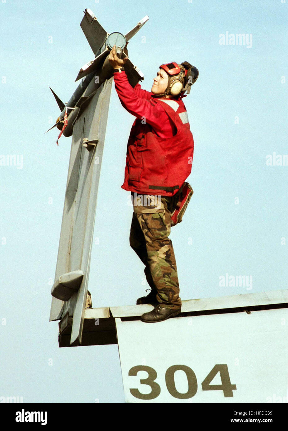 020213-N-5920M-008 in mare a bordo della USS Theodore Roosevelt (CVN 71) Febbraio 13, 2002 -- Un aereo da Ordnanceman Strike Fighter Squadron otto due (VFA-82) 'Marauders' controlli un'AIM-9 ÒSidewinder Air-Air missile su una F/A-18 ÒHornetÓ . Il ÒMaraudersÓ sono parte di Carrier aria Wing uno (CVW 1) attualmente implementati con USS Theodore Roosevelt CVN (71) a sostegno dell'Operazione Enduring Freedom. Stati Uniti Navy foto di PhotographerÕs Mate Airman Marla E. Martinez-Cintron. (Rilasciato) Navy US 020213-N-5920M-008 Aviazione controlli Ordnanceman AIM-9 missile Foto Stock