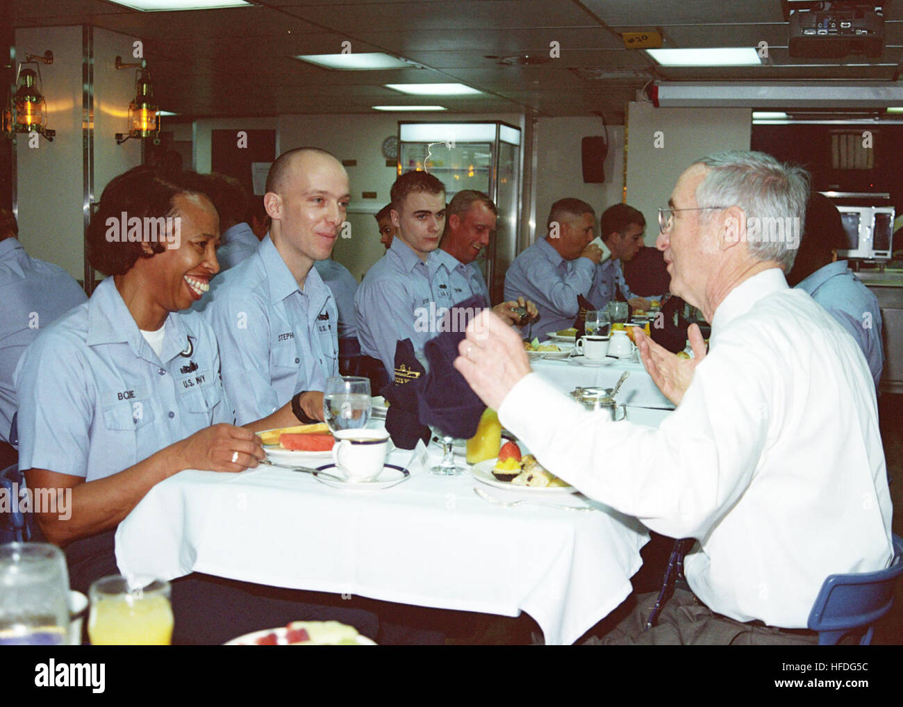 020225-N-8770A-003 in mare a bordo della USS Blue Ridge (LCC 19) Febbraio 25, 2002 -- il segretario della Marina, l'onorevole Gordon England ha prima colazione con la shipÕs senior e junior SailorÕs dell'anno, durante una breve visita a bordo della settima flotta nave di bandiera, mentre la nave stava conducendo una breve visita porta a Singapore. Stati Uniti Navy foto dal fotografo di Mate Airman Elizabeth Acosta. (Rilasciato) Navy US 020225-N-8770A-003 SECNAV a bordo di Blue Ridge Foto Stock
