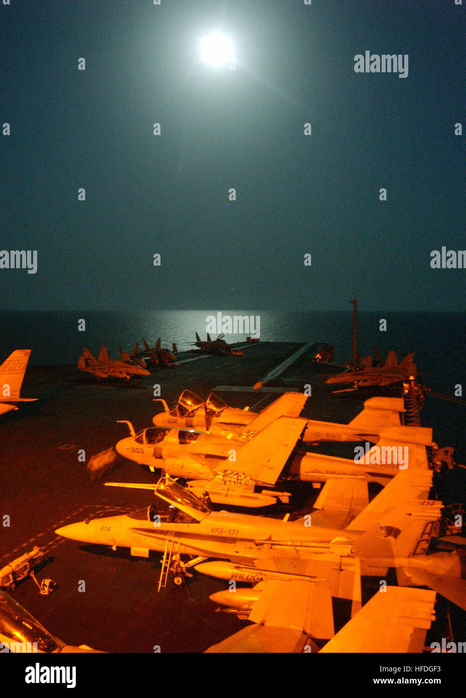 020329-N-7741S-001 in mare a bordo della USS John F. Kennedy (CV 67) Mar. 29, 2002 -- una luna piena illumina l'orizzonte mentre Kennedy si prepara per un altro giorno in mare. Kennedy e Carrier aria Wing sette (CVW-7) sono in conduzione delle missioni di combattimento a sostegno dell'Operazione Enduring Freedom. Stati Uniti Navy foto dal fotografo di Mate Airman David Smith II. (Rilasciato) Navy US 020329-N-7741S-001 USS Kennedy - NOTTE Il ponte di volo Foto Stock