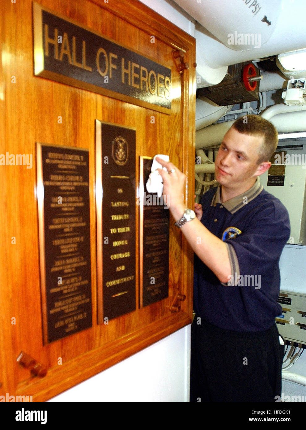 Una targa commemorativa di ottone è installata a bordo della USS Cole, in onore dei marinai uccisi nell'attacco terroristico del 12 ottobre 2000, mentre la nave subisce riparazioni a Pascagoula, Mississippi, prima di tornare a homeport Norfolk, Virginia. Foto Stock