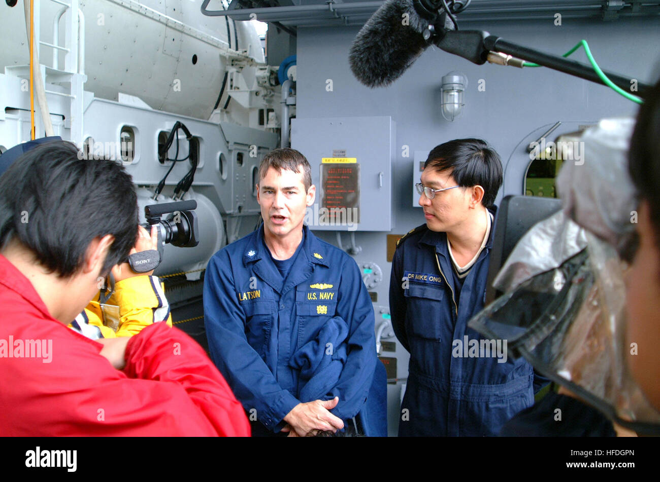020428-N-8784-028 in mare a bordo di JDS Chihaya (ASR 403) apr. 28, 2002 -- STATI UNITI Navy Cmdr. Gary Latson (centro) e la Royal Navy di Singapore Lt. Col. Mike Ongs (destra) prendere domande da media a seguito di una formazione completa la missione a bordo della marittima Giapponese Self Defence Force (JMSDF) profonda immersione veicolo di soccorso (DSRV) Rana pescatrice 2. Il DSRV distribuito dal sommergibile JMSDF nave soccorso, JDS Chihaya, accoppiato con una repubblica di Corea sottomarino della Marina Militare, che è stata la simulazione di un sottomarino disabili sul fondo dell'oceano pavimento durante l'esercizio pacifico raggiungono 2002. Lt. Col. Ongs è la testa del Singa Foto Stock