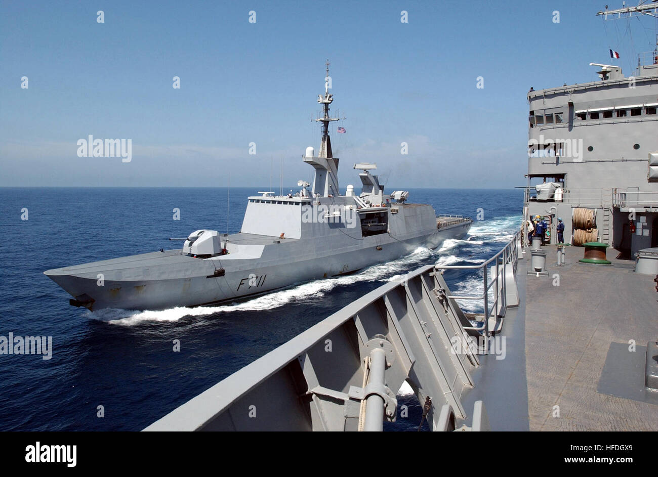020511-N-6492H-553 in mare a bordo della USS Seattle (AOE 3) Maggio 11, 2002 -- LA FREGATA FRANCESE, FS Surcouf (F 711) riceve il combustibile dal combattimento veloce nave di supporto, USS Seattle. Seattle e un elicottero di combattimento squadrone di supporto sei (HC-6) il distacco di quattro alimentazione del Kennedy battle group e altre forze di coalizione, operanti a sostegno dell'Operazione Enduring Freedom. Stati Uniti Navy foto di PhotographerÕs mate 1. Classe Jim Hampshire. (Rilasciato) Navy US 020511-N-6492H-553 USS Seattle - unrep con FREGATA FRANCESE Foto Stock