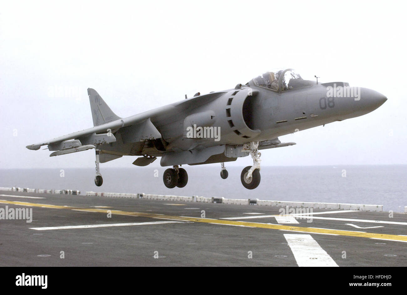 020803-N-1665B-004 in mare a bordo di un assalto anfibio nave USS Bonhomme Richard (LHD 6) Agosto 3, 2002 -- Un AV8-B ÒHarrierÓ II, luce-attacco jet assegnato all'ÒTomcatsÓ di Marine squadrone di attacco tre uno uno (VMA-311) conduce operazioni di formazione sul volo shipÕs deck. AV-8B II è una seconda generazione, verticale/breve decollo ed atterraggio (V/STOL) luce-attacco di velivoli a getto utilizzati dalla Marine Corps. La missione primaria del AV8-B è di fornire sensibile chiudere il supporto aereo per le forze di terra. Questo singolo-pilotato, advanced V/STOL gli aeromobili possono operare da campi short, siti in avanti Foto Stock 020803-N-1665B-004 in mare a bordo di un assalto anfibio nave USS Bonhomme Richard (LHD 6) Agosto 3, 2002 -- Un AV8-B ÒHarrierÓ II, luce-attacco jet assegnato all'ÒTomcatsÓ di Marine squadrone di attacco tre uno uno (VMA-311) conduce operazioni di formazione sul volo shipÕs deck. AV-8B II è una seconda generazione, verticale/breve decollo ed atterraggio (V/STOL) luce-attacco di velivoli a getto utilizzati dalla Marine Corps. La missione primaria del AV8-B è di fornire sensibile chiudere il supporto aereo per le forze di terra. Questo singolo-pilotato, advanced V/STOL gli aeromobili possono operare da campi short, siti in avanti Foto Stock