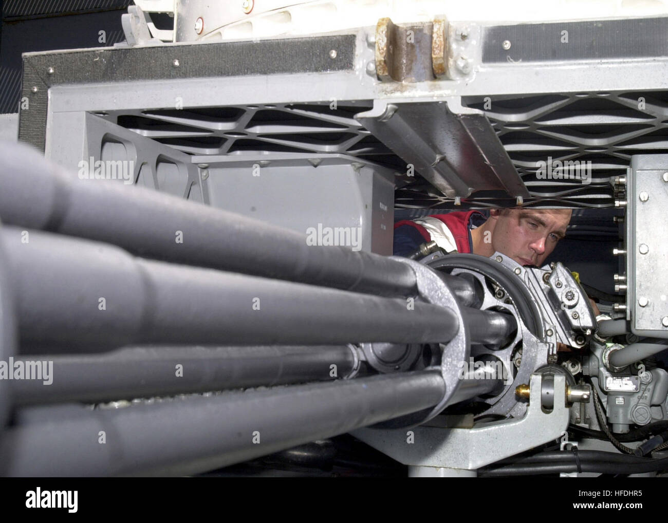 020815-N-9593M-046 in mare a bordo della portaerei nucleare USS Abraham Lincoln (CVN 72) 15 agosto 2002 -- Fire Controlman 2a classe Cody Keesee, di Amarillo, Texas, riparazioni di munizioni dello scivolo di movimentazione su un Close-In Weapon System Mark quindici (CIWS Mk. 15). Petty Officer Keesee è assegnato per la lotta contro la divisione sistemi a bordo della USS Abraham Lincoln. Il Lincoln e Carrier aria Wing quattordici CVW (14) sono in rotta verso il Golfo Arabico a sostegno dell'Operazione Enduring Freedom. Stati Uniti Navy foto dal fotografo di Mate Airman Philip A. McDaniel. (Rilasciato) Navy US 020815-N-9593M-046 Close-in Wea Foto Stock