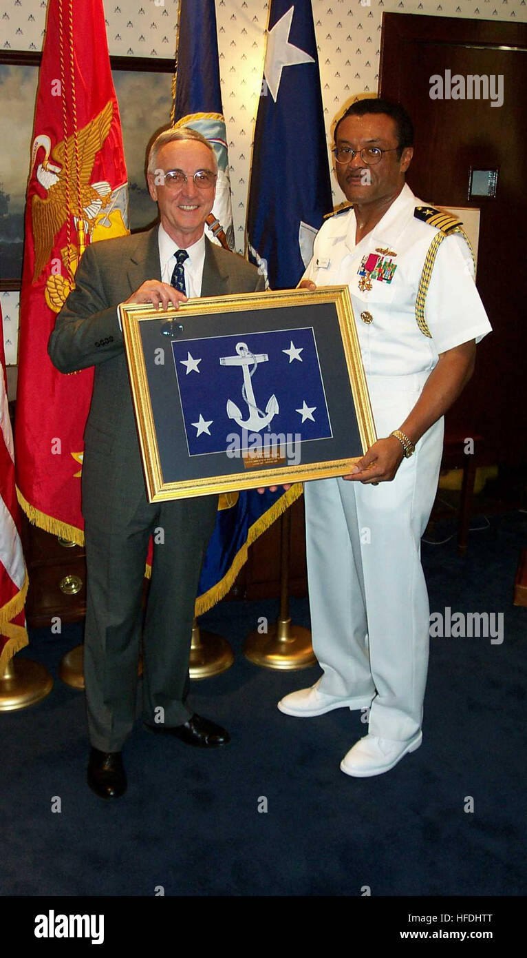 020821-N-1928O-003 Washington, D.C. (Agosto 21, 2002) -- la onorevole Gordon R. Inghilterra, segretario della Marina (SECNAV), presenta Adm posteriore. (Sel) D.C. Curtis un incorniciato SECNAV bandiera in onore della sua partenza come SECNAV Executive Assistant. Curtis tenutasi il post per quasi due anni ed è in partenza per assumere il comando di comandante il gruppo di superficie di due a Mayport, Fla. U.S. Foto di Marina dal giornalista di 2a classe di contrassegnare O'DDonald. (Rilasciato) Navy US 020821-N-1928O-003 SECNAV presenta una bandiera SECNAV Foto Stock