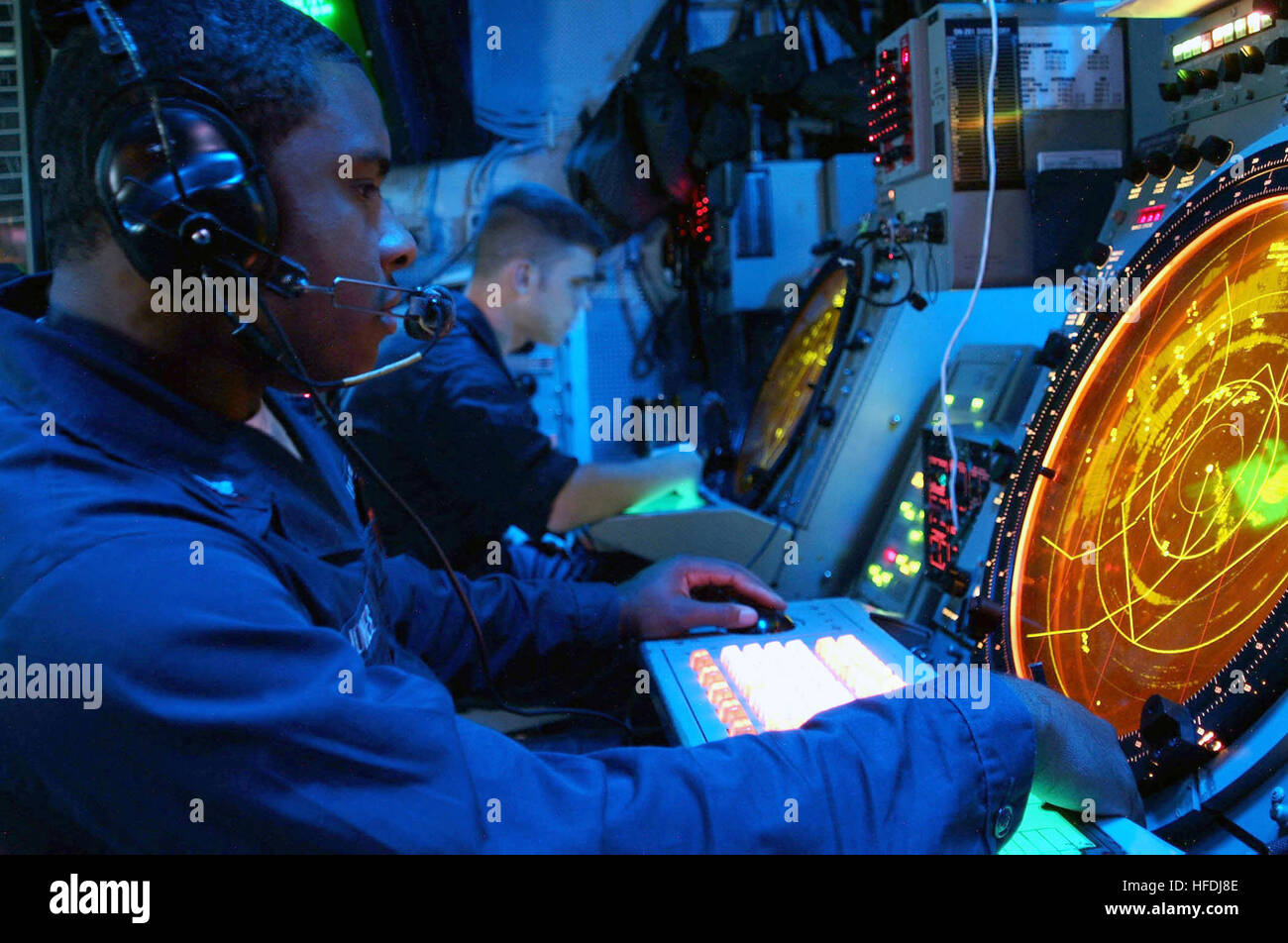 020923-N-8590G-001 in mare a bordo della USS Essex (LHD 2) sett. 23, 2002 -- controllore del traffico aereo in seconda classe John J. Jones monitora il UN/SPN-43 radar di avvicinamento di precisione dall'elicottero direzione centro, durante le operazioni di volo al largo di Okinawa, in Giappone. L'Un'/SPN-43 è la marina di marshalling del controllo del traffico aereo (ATC) sistema radar utilizzato su tutte le portaerei e navi d'assalto anfibio per la vettorizzazione aerei in avvicinamento finale. L'Essex è in corso, con il trentunesimo Marine Expeditionary Unit (MEU) che partecipano a operazioni speciali in grado di allenamento (SOCEX). SOCEX è progettato per certificare Foto Stock